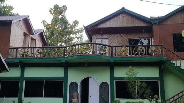 সরকারি নিয়ম অনুসারে, বন দফতরের অধীনে থাকা সব বংলোর ২৫ শতাংশ দফতরের হাতে রেখে বাকি অংশ পর্যটকদের হাতে খুলে দেওয়ার নিয়ম ছিল। সরকারি নিয়ম অনুসারে, বন দফতরের অধীনে থাকা সব বংলোর ২৫ শতাংশ দফতরের হাতে রেখে বাকি অংশ পর্যটকদের হাতে খুলে দেওয়ার নিয়ম ছিল।