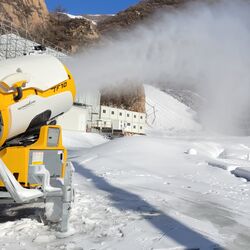 বরফ কোথায়? শীতকালীন অলিম্পিক্সের জন্য জোরকদমে কৃত্রিম তুষার 'তৈরি' চিনের। ছবি: ন্যাশনাল ক্সি জাম্পিং সেন্টার