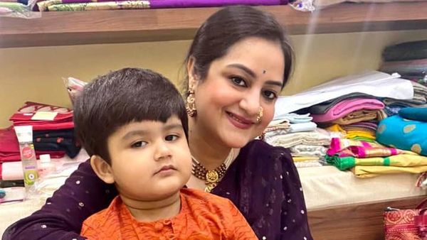 ছোট্ট আদিদেবকে কোলে নিয়ে সুদীপা। (ছবি সৌজন্যে - ফেসবুক) ছোট্ট আদিদেবকে কোলে নিয়ে সুদীপা। (ছবি সৌজন্যে - ফেসবুক)