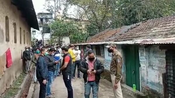 আত্মহত্যার ঘটনার পর এলাকায় চাঞ্চল্য আত্মহত্যার ঘটনার পর এলাকায় চাঞ্চল্য