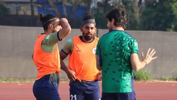 মোহনবাগান অনুশীলনে কোচ ফোরান্দোর সঙ্গে আলোচনায় কৃষ্ণ-উইলিয়ামস। ছবি- টুইটার (@atkmohunbaganfc)। মোহনবাগান অনুশীলনে কোচ ফোরান্দোর সঙ্গে আলোচনায় কৃষ্ণ-উইলিয়ামস। ছবি- টুইটার (@atkmohunbaganfc)।