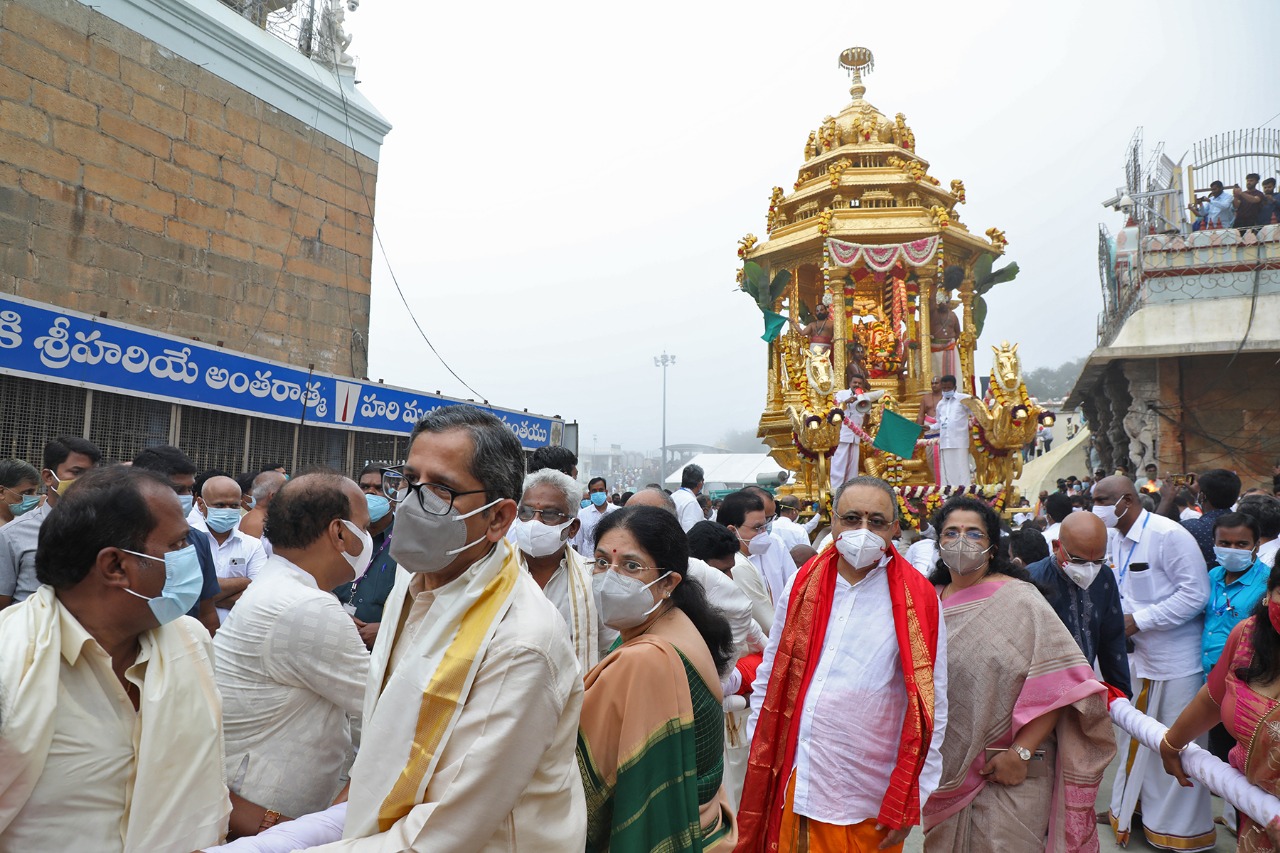 స్వర్ణ రథాన్ని లాగుతున్న భారత ప్రధాన న్యాయమూర్తి జస్టిస్ ఎన్.వి.రమణ