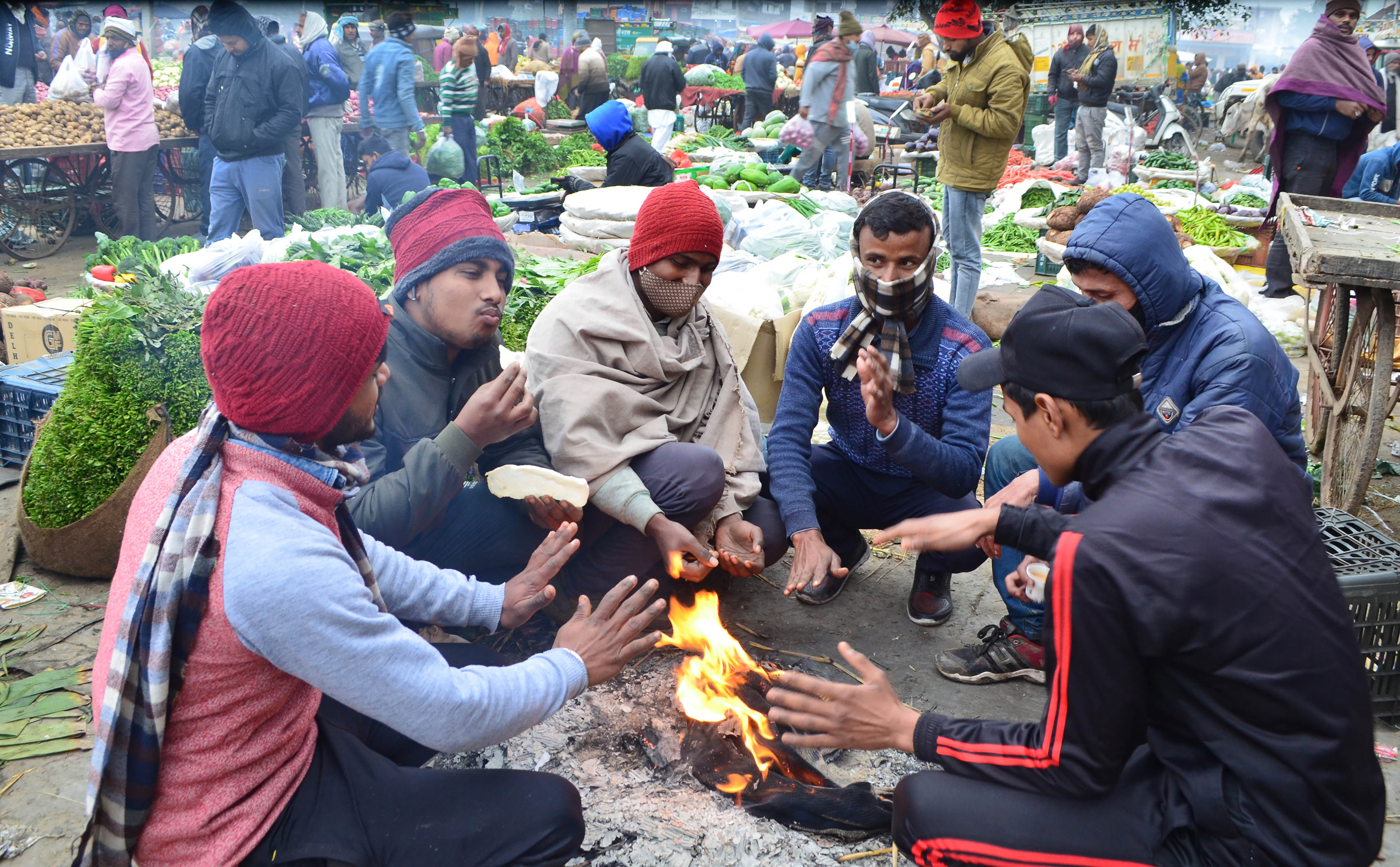 হাওয়া অফিস: পশ্চিমাঞ্চলের জেলায় শীতের প্রকোপ আরও বেশি। বাঁকুড়া, পুরুলিয়া, ঝাড়গ্রামের মতো জেলায় কনকনে ঠান্ডা আছে। (ছবিটি প্রতীকী, সৌজন্যে পিটিআই)