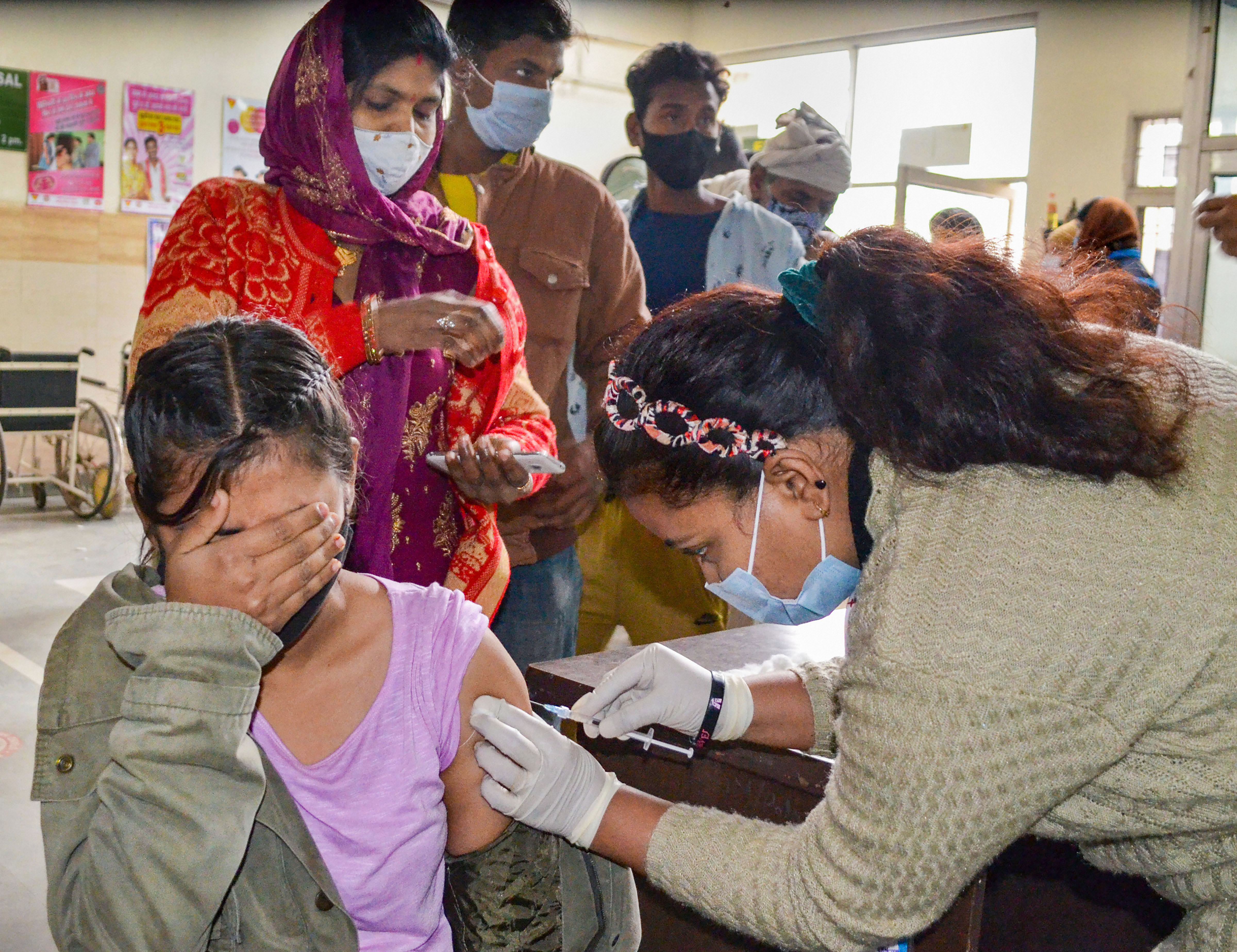 টিকাকরণ: সোমবার টিকা নিয়েছেন ৭৯.৯১ লক্ষেরও বেশি মানুষ। এখনও পর্যন্ত দেশে ১৫৮.০৪ কোটি ডোজেরও বেশি করোনা টিকা দেওয়া হয়েছে। ফাইল ছবি : পিটিআই (PTI)