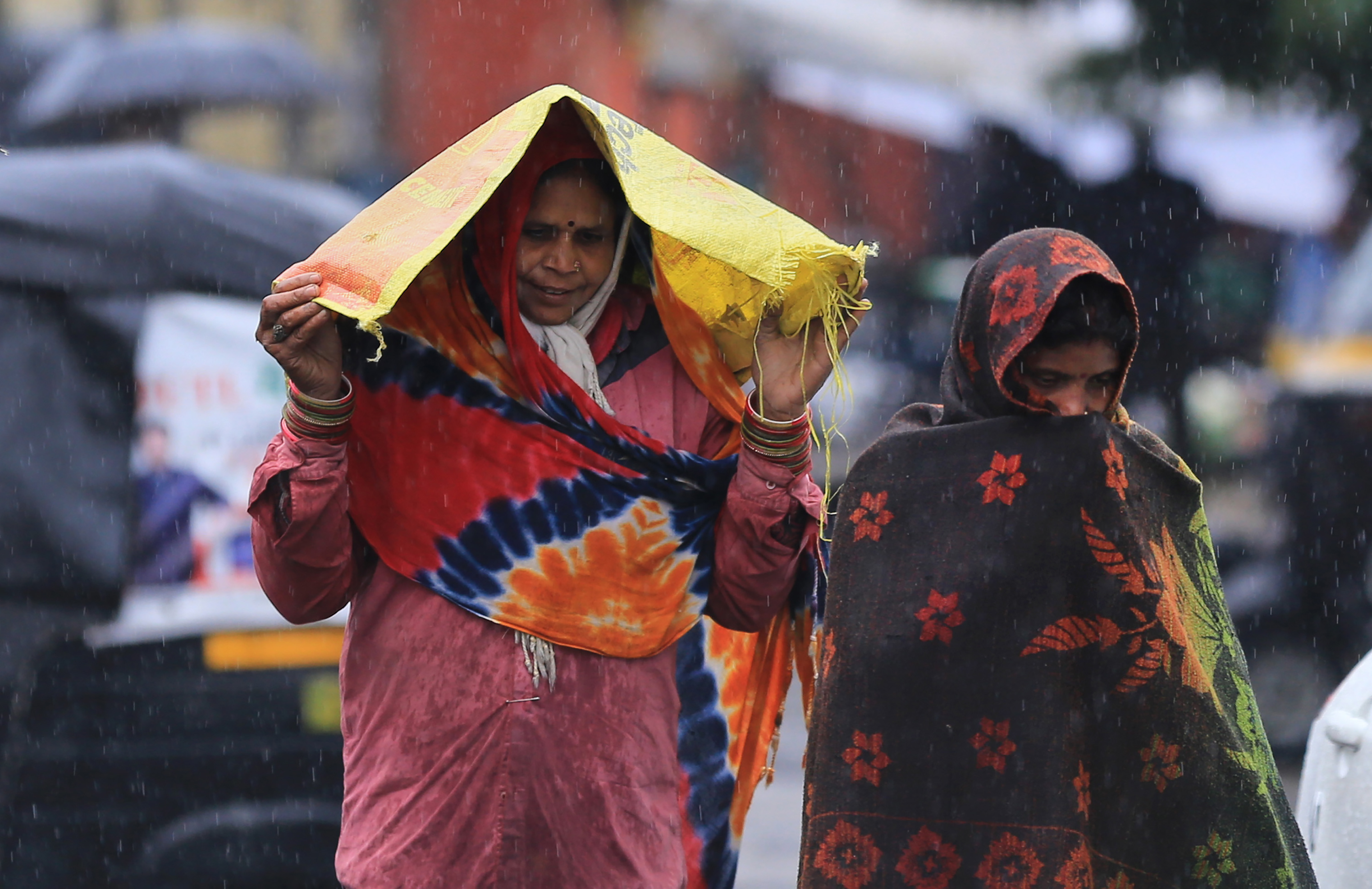 আবহাওয়া অফিস: রবিবার রাত থেকে কলকাতা-সহ দক্ষিণবঙ্গের জেলাগুলিতে বৃষ্টি শুরু হতে পারে। সোমবার পর্যন্ত চলবে বর্ষণ। কলকাতা-সহ কয়েকটি জেলায় শিলাবৃষ্টিরও সম্ভাবনা আছে। (ছবিটি প্রতীকী, সৌজন্যে পিটিআই)