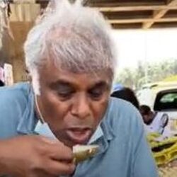 পথের ধারের তালশাঁসে মজলেন অভিনেতা আশিস বিদ্যার্থী! সৌজন্য ইস্টাগ্রাম-আশিস বিদ্যার্থীর প্রোফাইল।