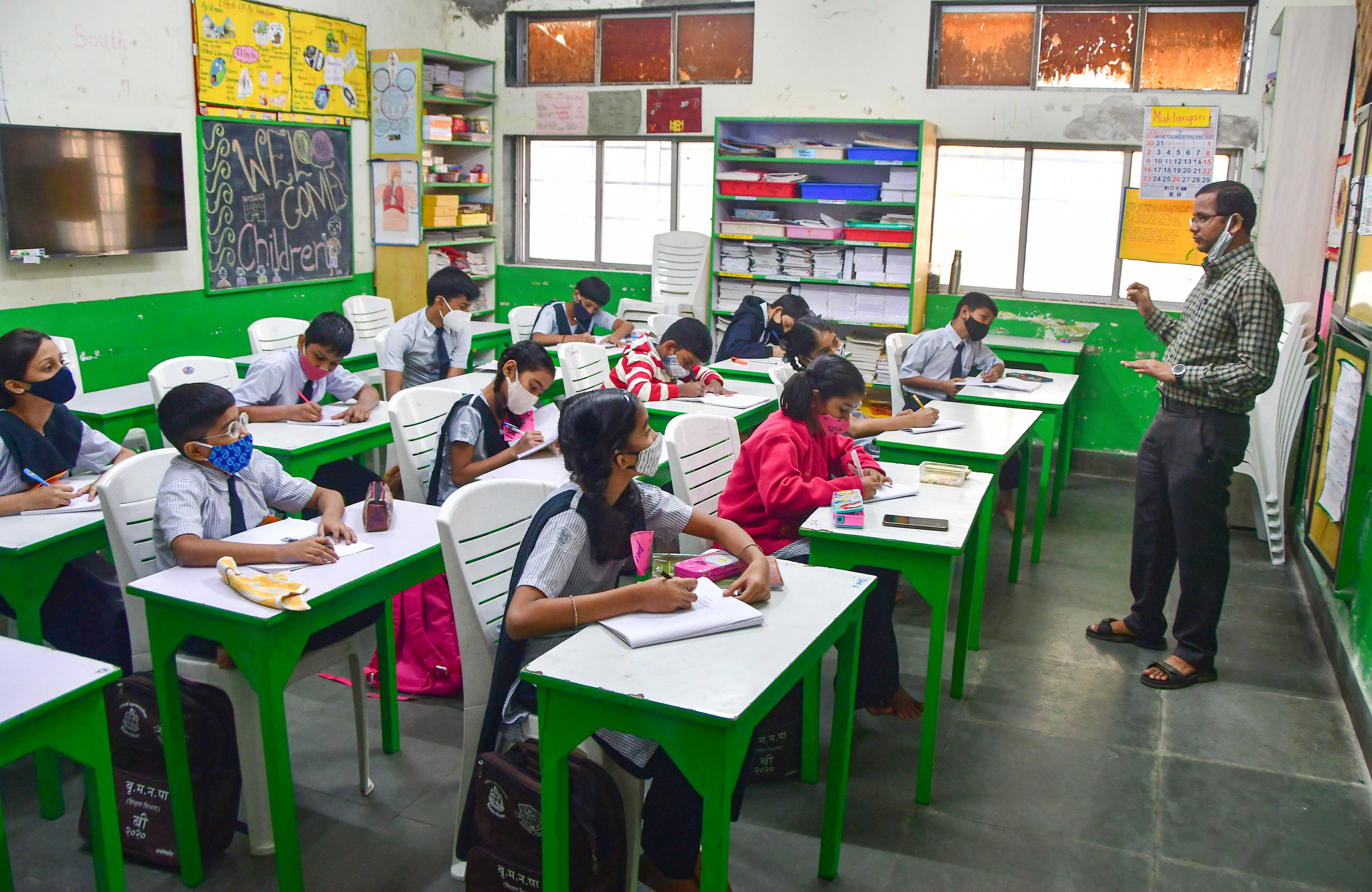 কেন ‘পাড়ার শিক্ষালয়’ চালু করা হচ্ছে? পড়াশোনা, নিজেদের মধ্যে মেলামেশা, সাংস্কৃতিক অভিব্যক্তি, শরীরচর্চার উপযুক্ত পরিসর তৈরির জন্য ‘পাড়ার শিক্ষালয়’ প্রকল্প চালু করা হচ্ছে। (ছবিটি প্রতীকী, সৌজন্যে পিটিআই) কেন ‘পাড়ার শিক্ষালয়’ চালু করা হচ্ছে? পড়াশোনা, নিজেদের মধ্যে মেলামেশা, সাংস্কৃতিক অভিব্যক্তি, শরীরচর্চার উপযুক্ত পরিসর তৈরির জন্য ‘পাড়ার শিক্ষালয়’ প্রকল্প চালু করা হচ্ছে। (ছবিটি প্রতীকী, সৌজন্যে পিটিআই)