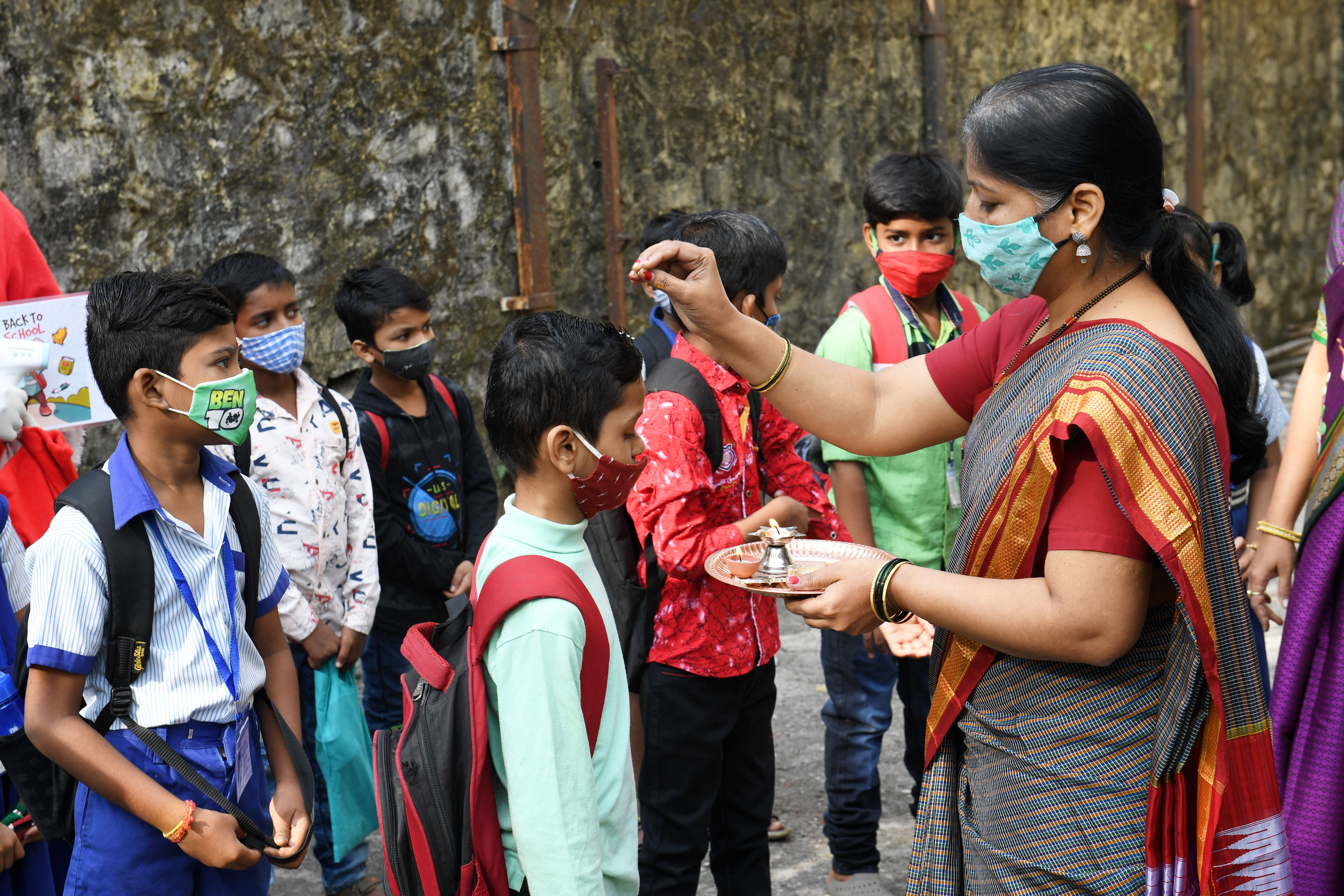কী কী শেখানো হবে ‘পাড়ার শিক্ষালয়ে’? শিক্ষামন্ত্রী জানান, মনো-সামাজিক সহায়তা, স্বাস্থ্য ও পারিপার্শ্বিক পরিচ্ছন্নতা বৃদ্ধি করা, ব্যক্তিগত পরিচ্ছন্নতা বজায় রাখা, পড়াশোনা ও সংখ্যা সংক্রান্ত দক্ষতা বৃদ্ধি করা, সাংস্কৃতিক কর্মকাণ্ড (গান, নাচ, আবৃত্তি ইত্যাদি) শেখানো, শিল্প-নৈপুণ্যে দক্ষতা বৃদ্ধি করা এবং শারীরিক নৈপুণ্যের উপর জোর দেওয়া হবে। (ছবিটি প্রতীকী, সৌজন্যে পিটিআই) কী কী শেখানো হবে ‘পাড়ার শিক্ষালয়ে’? শিক্ষামন্ত্রী জানান, মনো-সামাজিক সহায়তা, স্বাস্থ্য ও পারিপার্শ্বিক পরিচ্ছন্নতা বৃদ্ধি করা, ব্যক্তিগত পরিচ্ছন্নতা বজায় রাখা, পড়াশোনা ও সংখ্যা সংক্রান্ত দক্ষতা বৃদ্ধি করা, সাংস্কৃতিক কর্মকাণ্ড (গান, নাচ, আবৃত্তি ইত্যাদি) শেখানো, শিল্প-নৈপুণ্যে দক্ষতা বৃদ্ধি করা এবং শারীরিক নৈপুণ্যের উপর জোর দেওয়া হবে। (ছবিটি প্রতীকী, সৌজন্যে পিটিআই)