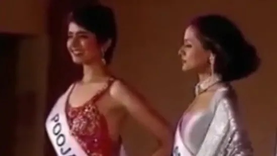 ১৯৯৩ সালে মিস ইন্ডিয়া প্রতিযোগিতার মঞ্চে পূজা বাত্রার সঙ্গে নম্রতা। (ছবি সৌজন্যে - হিন্দুস্তান টাইমস) ১৯৯৩ সালে মিস ইন্ডিয়া প্রতিযোগিতার মঞ্চে পূজা বাত্রার সঙ্গে নম্রতা। (ছবি সৌজন্যে - হিন্দুস্তান টাইমস)