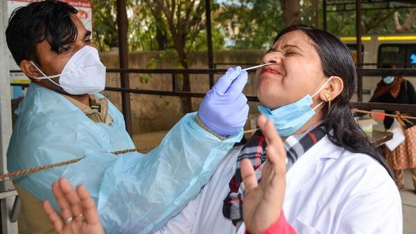বৃহস্পতিবার রাজ্য সরকারের তরফে জানানো হয়েছে, বেসরকারি ল্যাব থেকে করোনাভাইরাসের আরটি-পিসিআর পরীক্ষার খরচ ৯৫০ টাকা নির্ধারণ করা হয়েছিল। সেই পরীক্ষার খরচ সংশোধন নিয়ে আলোচনা করা হয়েছে। (ছবিটি প্রতীকী, সৌজন্যে পিটিআই) বৃহস্পতিবার রাজ্য সরকারের তরফে জানানো হয়েছে, বেসরকারি ল্যাব থেকে করোনাভাইরাসের আরটি-পিসিআর পরীক্ষার খরচ ৯৫০ টাকা নির্ধারণ করা হয়েছিল। সেই পরীক্ষার খরচ সংশোধন নিয়ে আলোচনা করা হয়েছে। (ছবিটি প্রতীকী, সৌজন্যে পিটিআই)