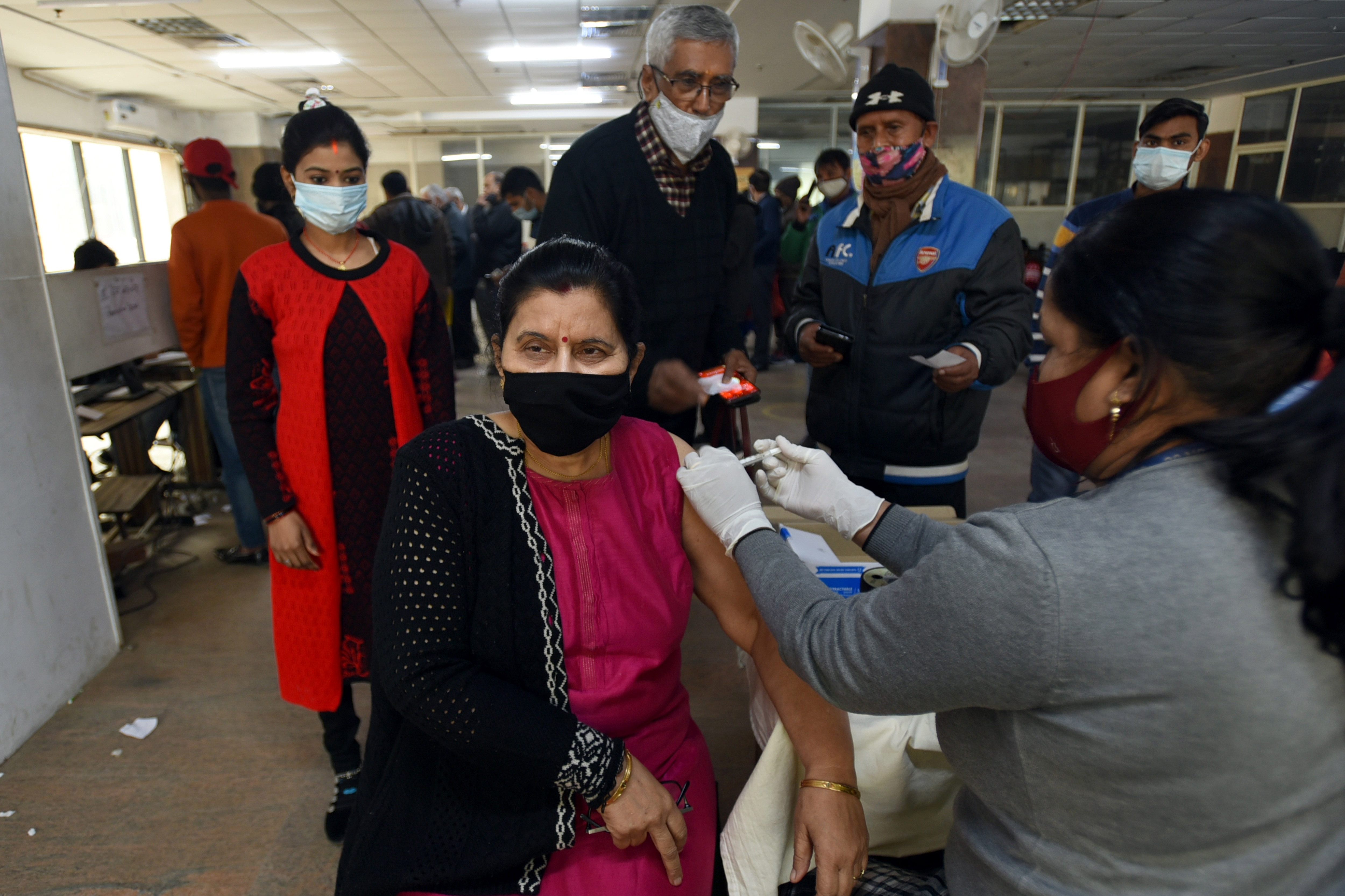 কারও কারও অনুমান, সংক্রামিত ব্যক্তিদের মধ্যে ৩০% পর্যন্ত ক্ষেত্রে (যাঁদের মধ্যে অনেকেই হাসপাতালেও ভর্তি হননি) এই লং কোভিডের অবিরাম লক্ষণ রয়েছে। ফাইল ছবি : হিন্দুস্তান টাইমস (Sunil Ghosh/Hindustan Times) কারও কারও অনুমান, সংক্রামিত ব্যক্তিদের মধ্যে ৩০% পর্যন্ত ক্ষেত্রে (যাঁদের মধ্যে অনেকেই হাসপাতালেও ভর্তি হননি) এই লং কোভিডের অবিরাম লক্ষণ রয়েছে। ফাইল ছবি : হিন্দুস্তান টাইমস (Sunil Ghosh/Hindustan Times)