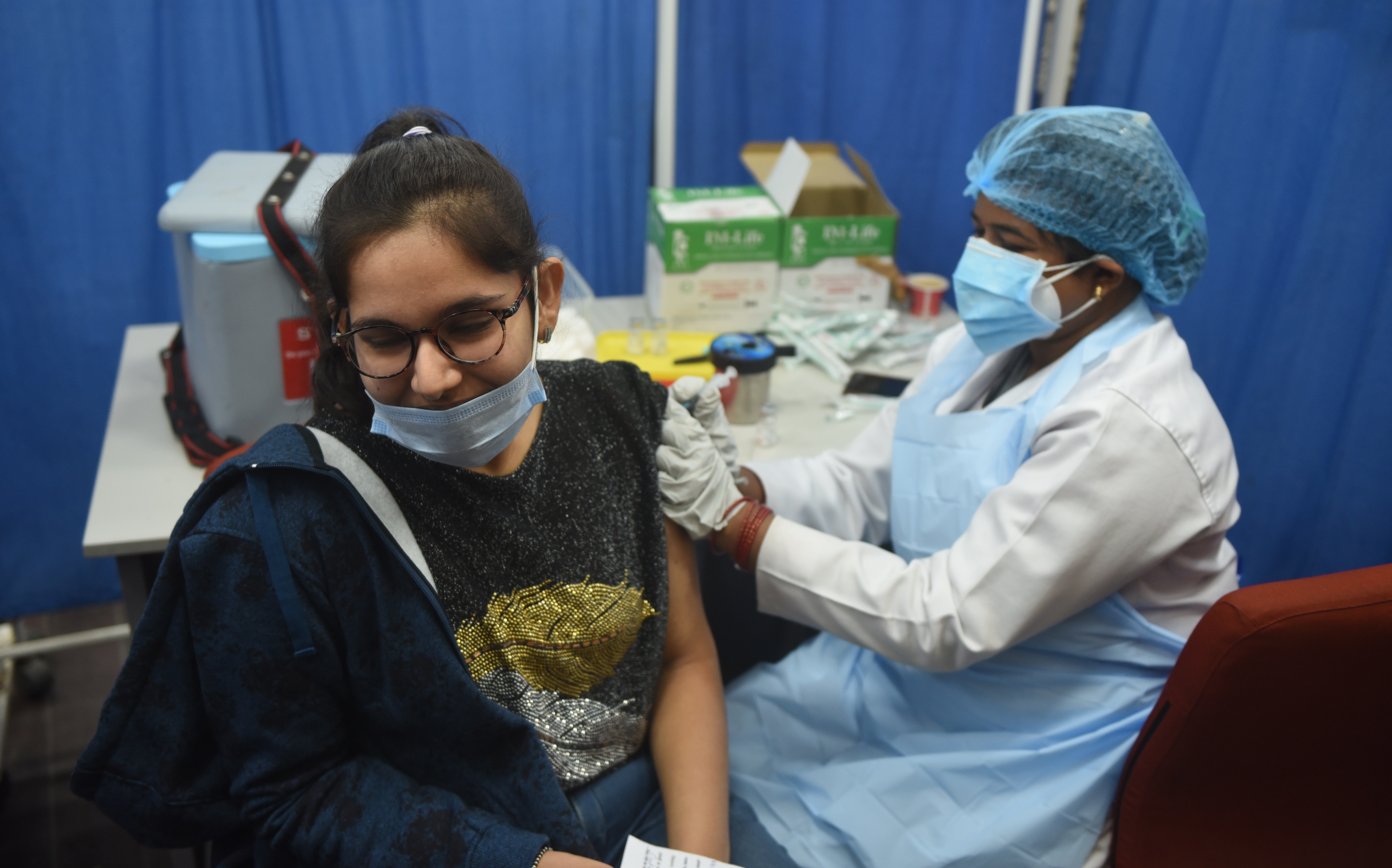 SARS-CoV-2 সংক্রমণের কয়েক সপ্তাহ, মাস এমনকী ১ বছর পরেও 'লং কোভিড' থাকে। কী এই লং কোভিড? আসলে করোনা সেরে গেলেও দুর্বল ব্যক্তিদের বিভিন্ন শারীরিক সমস্যা থেকে যায়। যেমন ক্লান্তি, শ্বাসকষ্ট এবং এমনকী মনোযোগে সমস্যা হয়। ফাইল ছবি : হিন্দুস্তান টাইমস (HT_PRINT) SARS-CoV-2 সংক্রমণের কয়েক সপ্তাহ, মাস এমনকী ১ বছর পরেও 'লং কোভিড' থাকে। কী এই লং কোভিড? আসলে করোনা সেরে গেলেও দুর্বল ব্যক্তিদের বিভিন্ন শারীরিক সমস্যা থেকে যায়। যেমন ক্লান্তি, শ্বাসকষ্ট এবং এমনকী মনোযোগে সমস্যা হয়। ফাইল ছবি : হিন্দুস্তান টাইমস (HT_PRINT)