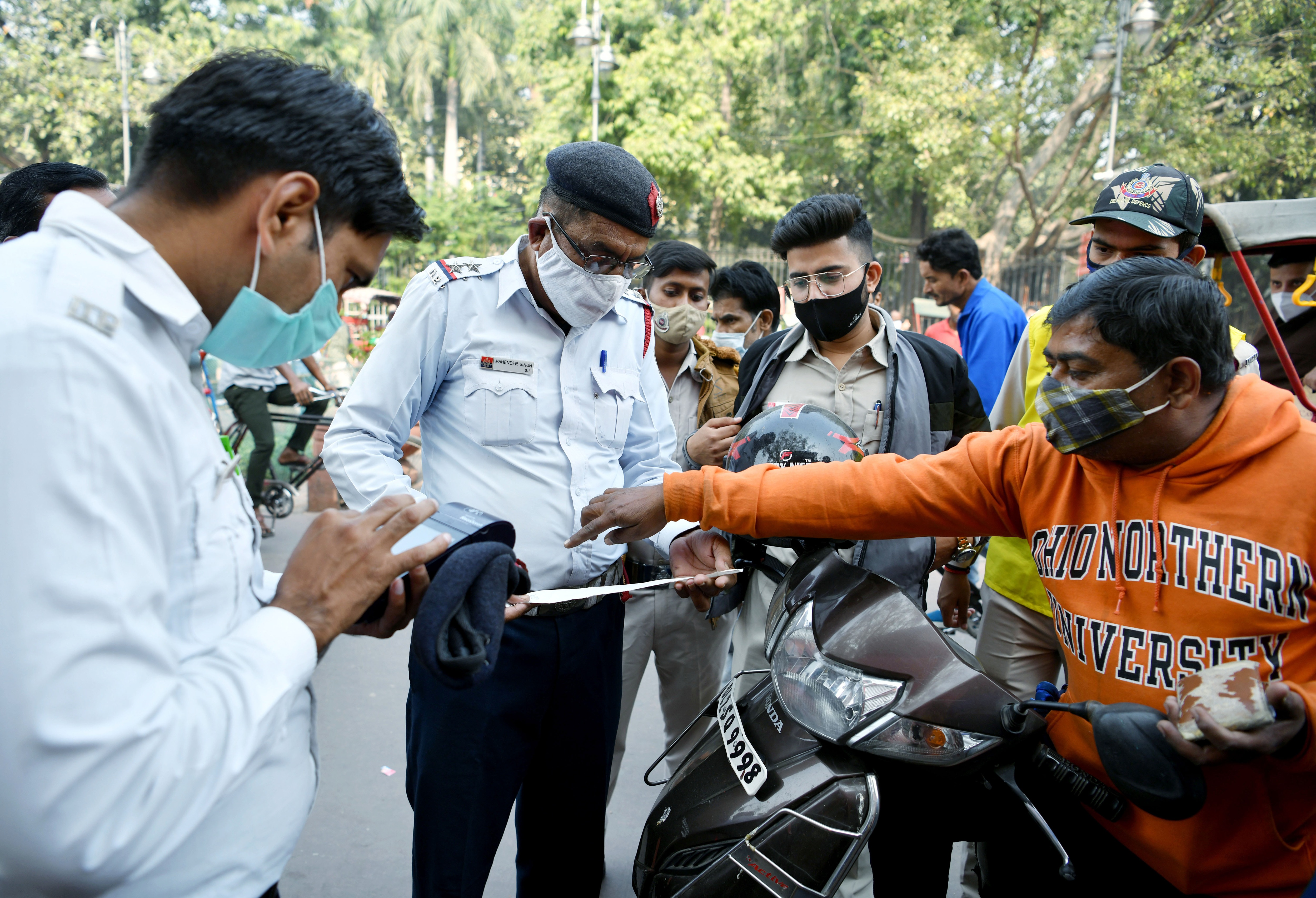 তবে এখন আর সেই নিয়ে চিন্তা নেই। গাড়িতে নথি না থাকলেও চলবে। ডিজিলকার বা এম পরিবহণ অ্যাপে থাকা ডিজিটাল নথি দেখালেই হবে। প্রতীকী ছবি : এএনআই (Rahul Singh/ANI) তবে এখন আর সেই নিয়ে চিন্তা নেই। গাড়িতে নথি না থাকলেও চলবে। ডিজিলকার বা এম পরিবহণ অ্যাপে থাকা ডিজিটাল নথি দেখালেই হবে। প্রতীকী ছবি : এএনআই (Rahul Singh/ANI)
