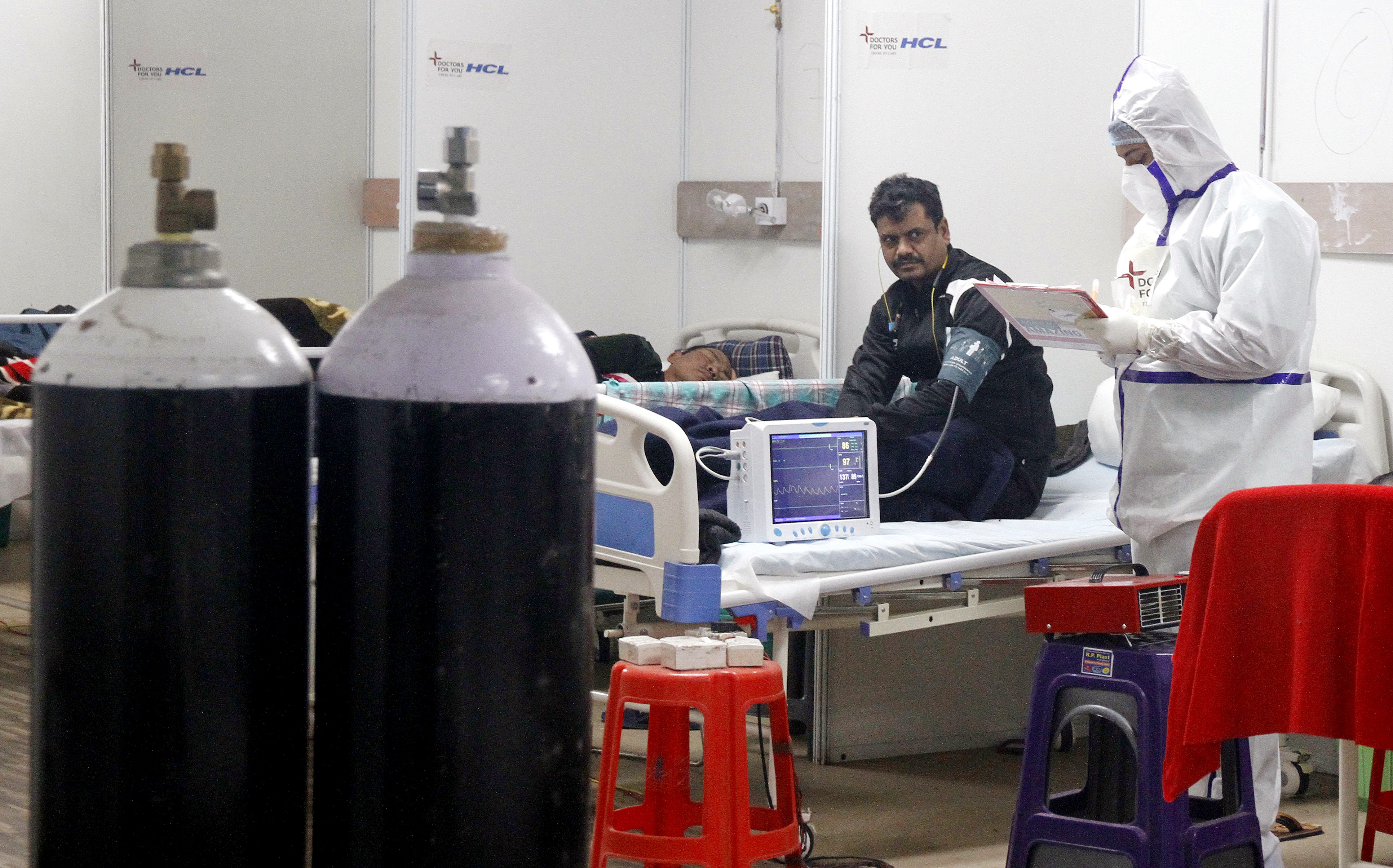 UKHSA-এর ইনসিডেন্ট ডিরেক্টর মীরা চন্দ বলেন, 'ভাইরাসগুলির ইভল্ভ এবং রূপান্তরিত হওয়াই স্বাভাবিক। মহামারীটি চলতে থাকলে সময়ের সঙ্গে নতুন ভেরিয়েন্ট আসতেই থাকবে। আমাদের কর্তব্য হল সমস্ত ভেরিয়েন্টগুলি নজরে রাখা। কোনটির কী প্রভাব তা জানা। ফাইল ছবি : এএনআই ( Mohd Zakir/ANI Photo) UKHSA-এর ইনসিডেন্ট ডিরেক্টর মীরা চন্দ বলেন, 'ভাইরাসগুলির ইভল্ভ এবং রূপান্তরিত হওয়াই স্বাভাবিক। মহামারীটি চলতে থাকলে সময়ের সঙ্গে নতুন ভেরিয়েন্ট আসতেই থাকবে। আমাদের কর্তব্য হল সমস্ত ভেরিয়েন্টগুলি নজরে রাখা। কোনটির কী প্রভাব তা জানা। ফাইল ছবি : এএনআই ( Mohd Zakir/ANI Photo)