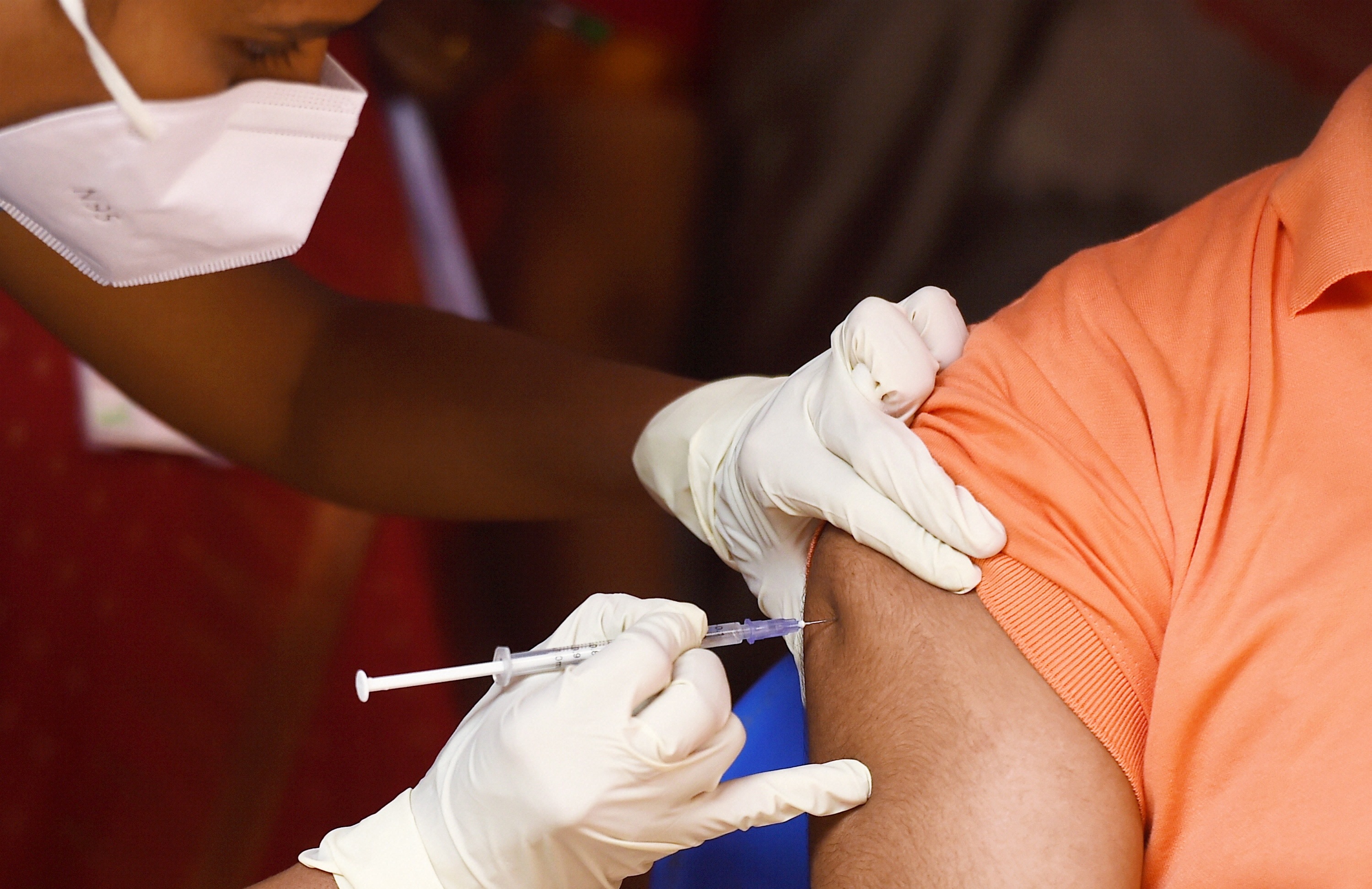 ২০১৯ সালের ন্যাশনাল ড্রাগস অ্যান্ড ক্নিনিকাল ট্রায়ালস রুলসের আওতায় সেই অনুমোদন দেওয়া হয়েছে। এতদিন যে জরুরি ভিত্তিতে প্রয়োগের অনুমোদন দেওয়া হয়েছিল, তা পালটে সাধারণ 'ড্রাগ' করা হয়েছে। (ছবিটি প্রতীকী, সৌজন্যে পিটিআই)