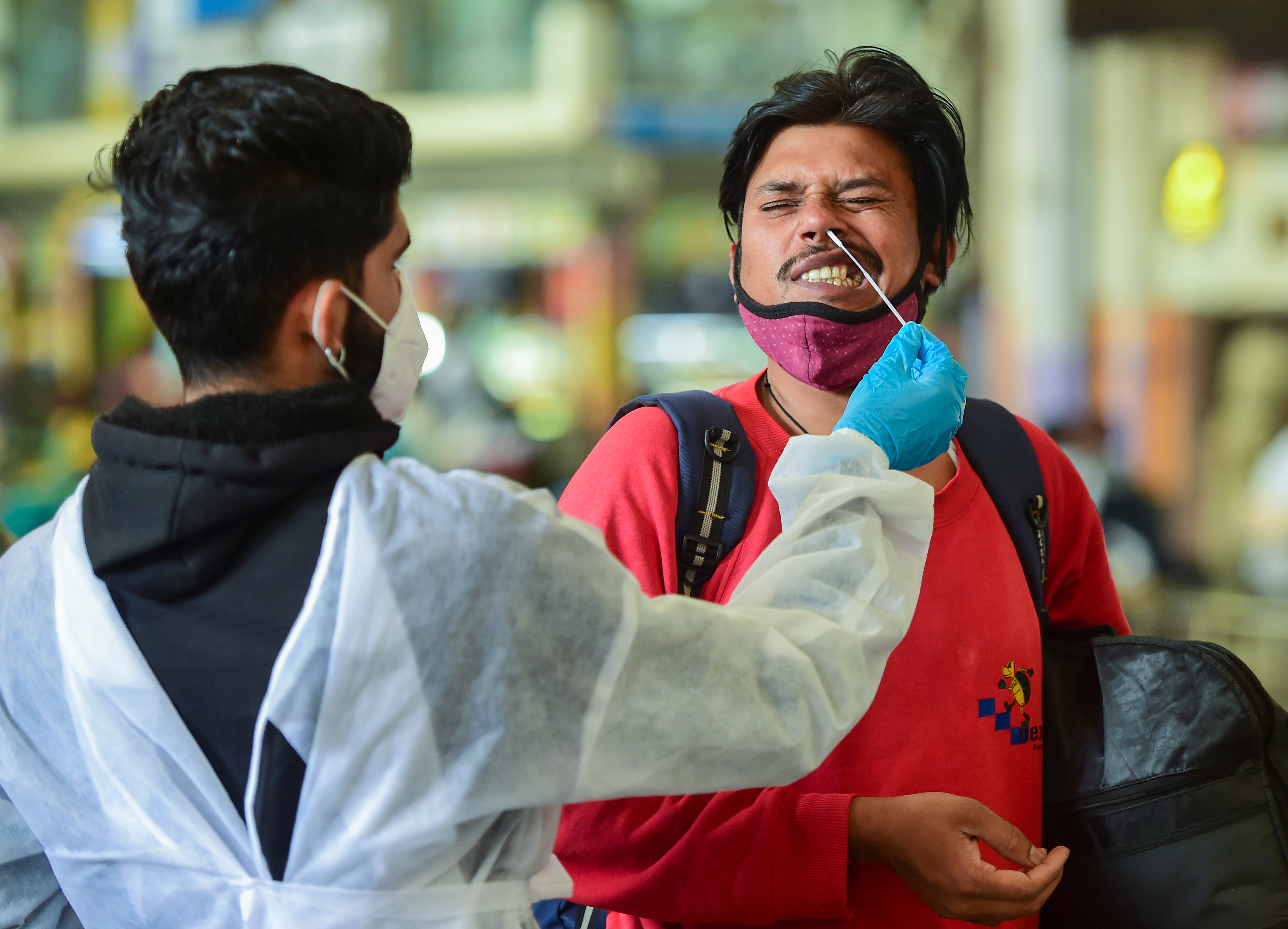 রাজ্য সরকার জানিয়েছে, জনগণের স্বার্থে আরটি-পিসিআর টেস্টের খরচ কমানোর সিদ্ধান্ত নেওয়া হয়েছে। এবার থেকে বেসরকারি ল্যাবে আরটি-পিসিআর টেস্ট করতে ৫০০ টাকা পড়বে। (ছবিটি প্রতীকী, সৌজন্যে পিটিআই) রাজ্য সরকার জানিয়েছে, জনগণের স্বার্থে আরটি-পিসিআর টেস্টের খরচ কমানোর সিদ্ধান্ত নেওয়া হয়েছে। এবার থেকে বেসরকারি ল্যাবে আরটি-পিসিআর টেস্ট করতে ৫০০ টাকা পড়বে। (ছবিটি প্রতীকী, সৌজন্যে পিটিআই)