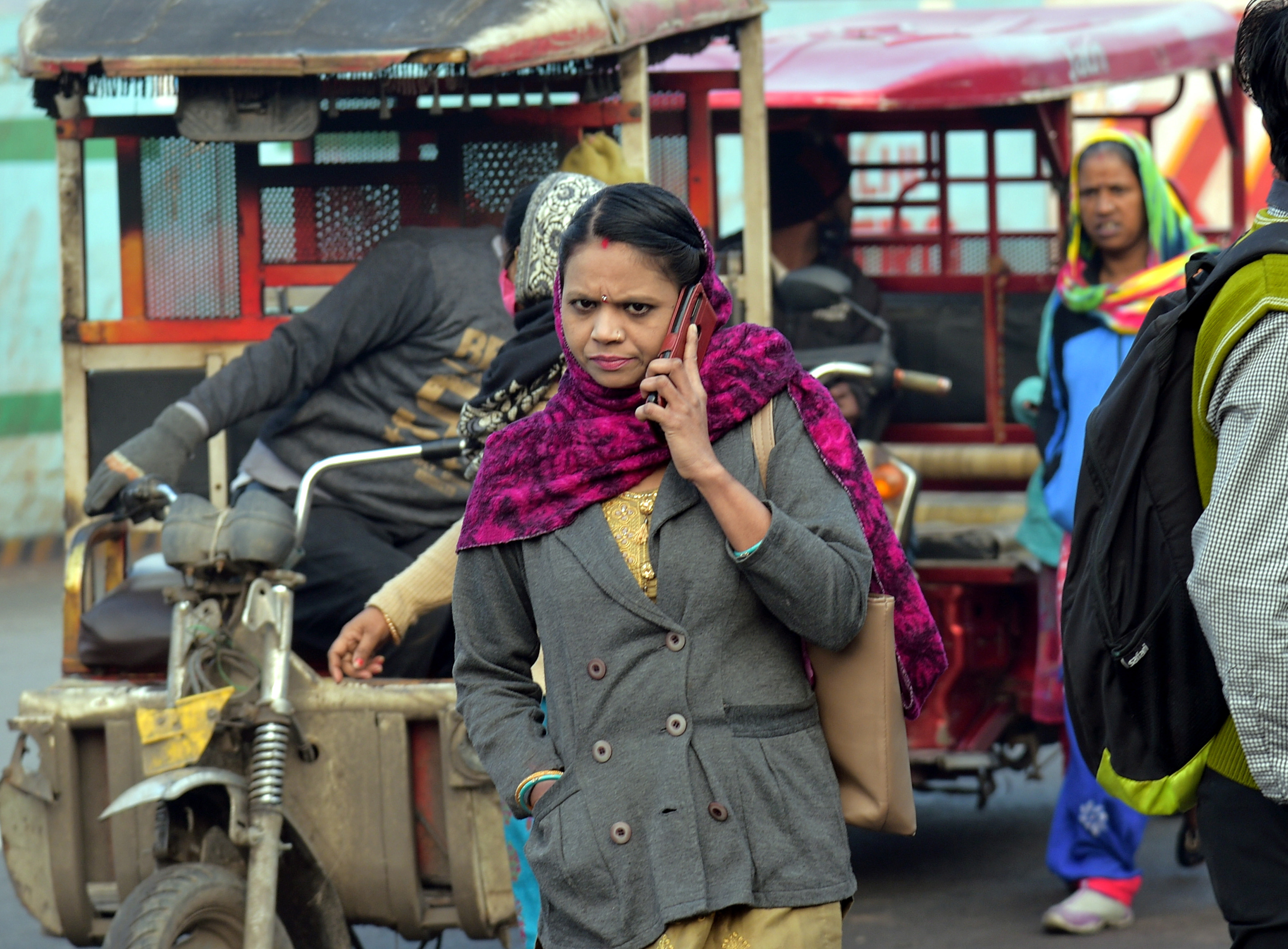 বৃহ্স্পতিবার ট্রাই জানিয়েছে, টেলিকম সংস্থাগুলিকে কমপক্ষে একটি প্ল্যান ভাউচার, একটি স্পেশাল ট্যারিফ ভাউচার এবং একটি কম্বো ভাউচার চালু রাখতে হবে। যে ভাউচারের মেয়াদ ৩০ দিনের হতে হবে বলে জানিয়েছে ট্রাই। (ছবিটি প্রতীকী, সৌজন্যে পিটিআই) বৃহ্স্পতিবার ট্রাই জানিয়েছে, টেলিকম সংস্থাগুলিকে কমপক্ষে একটি প্ল্যান ভাউচার, একটি স্পেশাল ট্যারিফ ভাউচার এবং একটি কম্বো ভাউচার চালু রাখতে হবে। যে ভাউচারের মেয়াদ ৩০ দিনের হতে হবে বলে জানিয়েছে ট্রাই। (ছবিটি প্রতীকী, সৌজন্যে পিটিআই)