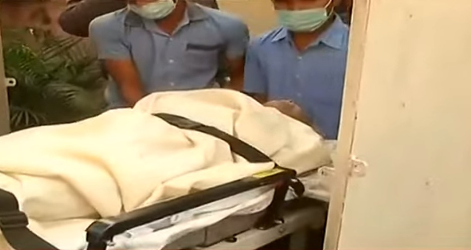 সন্ধ্যা মুখোপাধ্যায়কে বাড়ি থেকে বার করা হচ্ছে (ছবি সৌজন্যে- স্ক্রিনশট, ইউটিউব) সন্ধ্যা মুখোপাধ্যায়কে বাড়ি থেকে বার করা হচ্ছে (ছবি সৌজন্যে- স্ক্রিনশট, ইউটিউব)