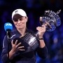 অস্ট্রেলিয়ান ওপেন খেতাব হাতে অ্যাশলে বার্টি। ছবি- রয়টার্স। (REUTERS)