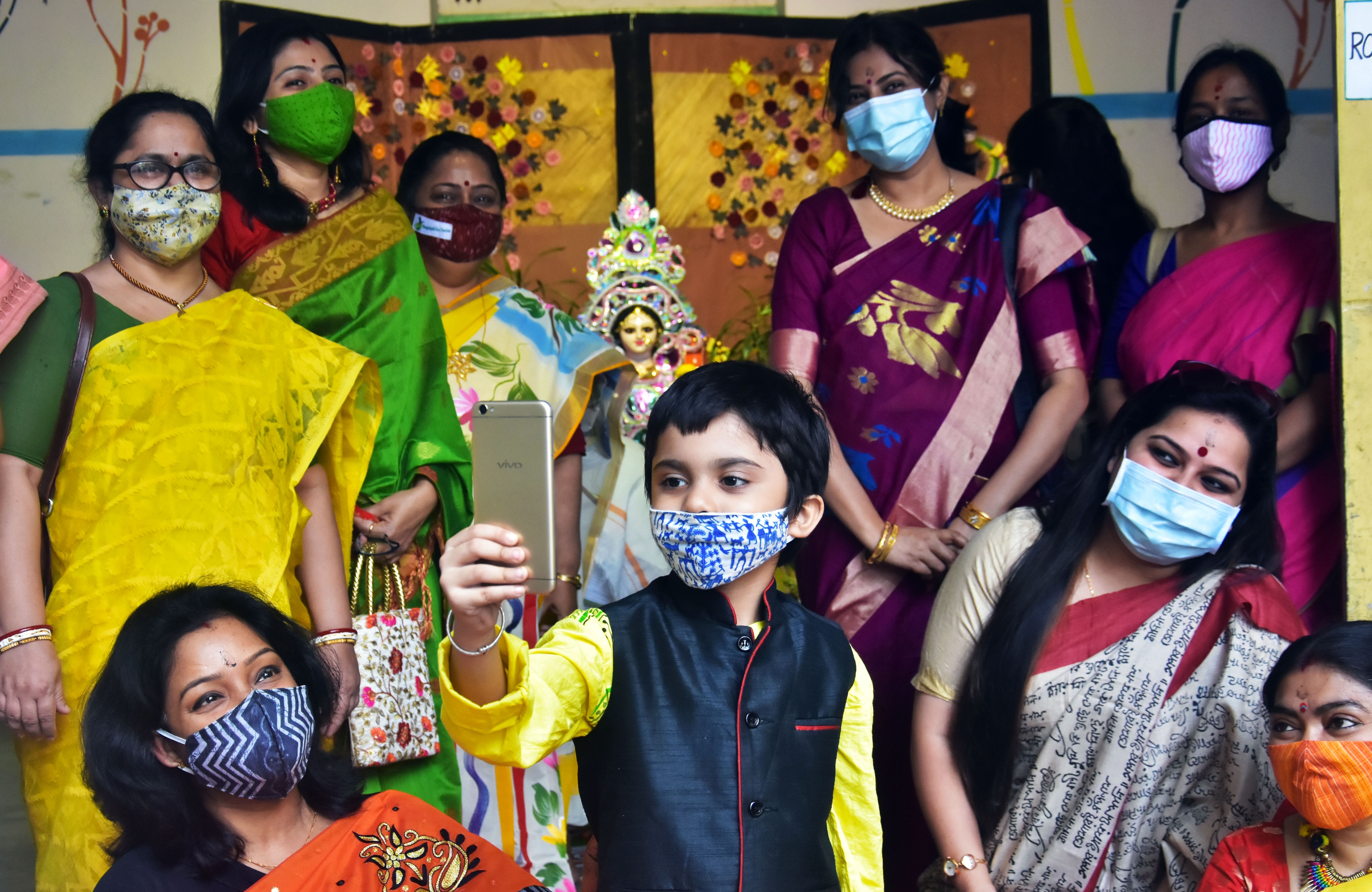 সরস্বতী পুজোয় বৃষ্টির আশঙ্কা আছে? হাওয়া অফিস জানিয়েছে, ফেব্রুয়ারির প্রথমদিন থেকেই রাজ্যে তাপমাত্রা বাড়বে। পশ্চিমী ঝঞ্ঝা এবং ঘূর্ণাবর্তের জেরে রাজ্যের পরিমণ্ডলে প্রচুর পরিমাণে জ্বলীয় বাষ্প ঢুকবে। তার ফলে আগামী ৪ এবং ৫ ফেব্রুয়ারি রাজ্যে বৃষ্টি হতে পারে। শনিবার (৫ ফেব্রুয়ারি) সরস্বতী পুজো পড়েছে। (ছবিটি প্রতীকী, সৌজন্যে এএনআই)