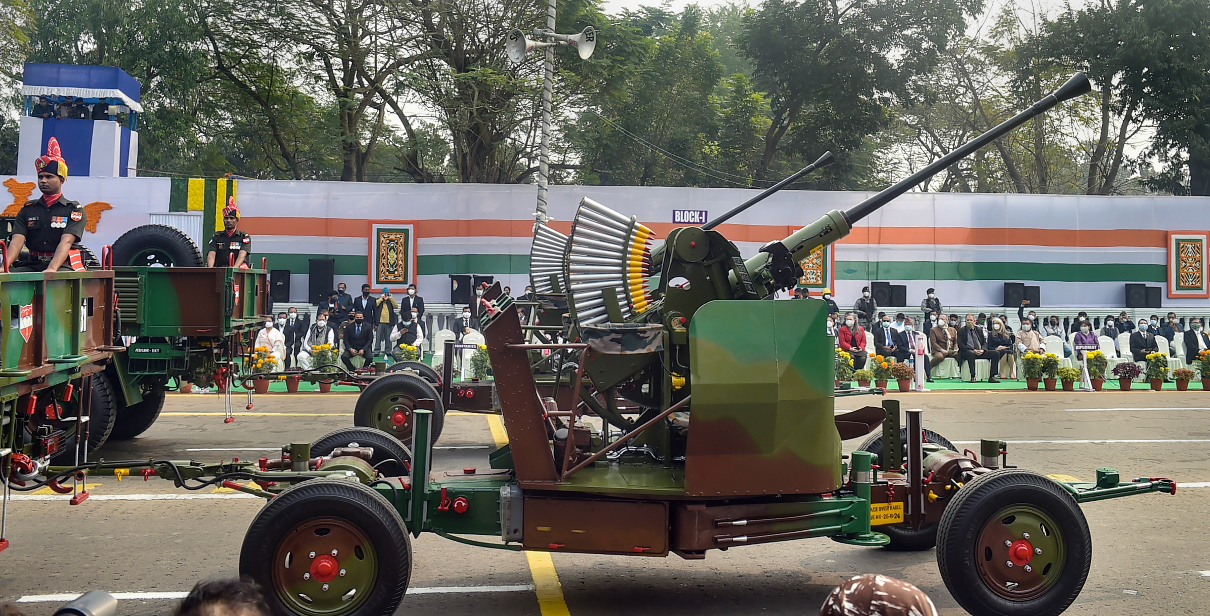 চলতি বছর বাজেটে প্রতিরক্ষা খাতে ৫.২৫ লাখ কোটি টাকা বরাদ্দ করেছেন কেন্দ্রীয় অর্থমন্ত্রী। যা সার্বিকভাবে ২০২১-২২ অর্থবর্ষের তুলনায় বরাদ্দ ৯.৭ শতাংশ বেশি। এবার সম্ভাব্য জিডিপির ২.০৩ শতাংশ বরাদ্দ করা হয়েছে প্রতিরক্ষা ক্ষেত্রে। (ছবিটি প্রতীকী, সৌজন্যে পিটিআই)