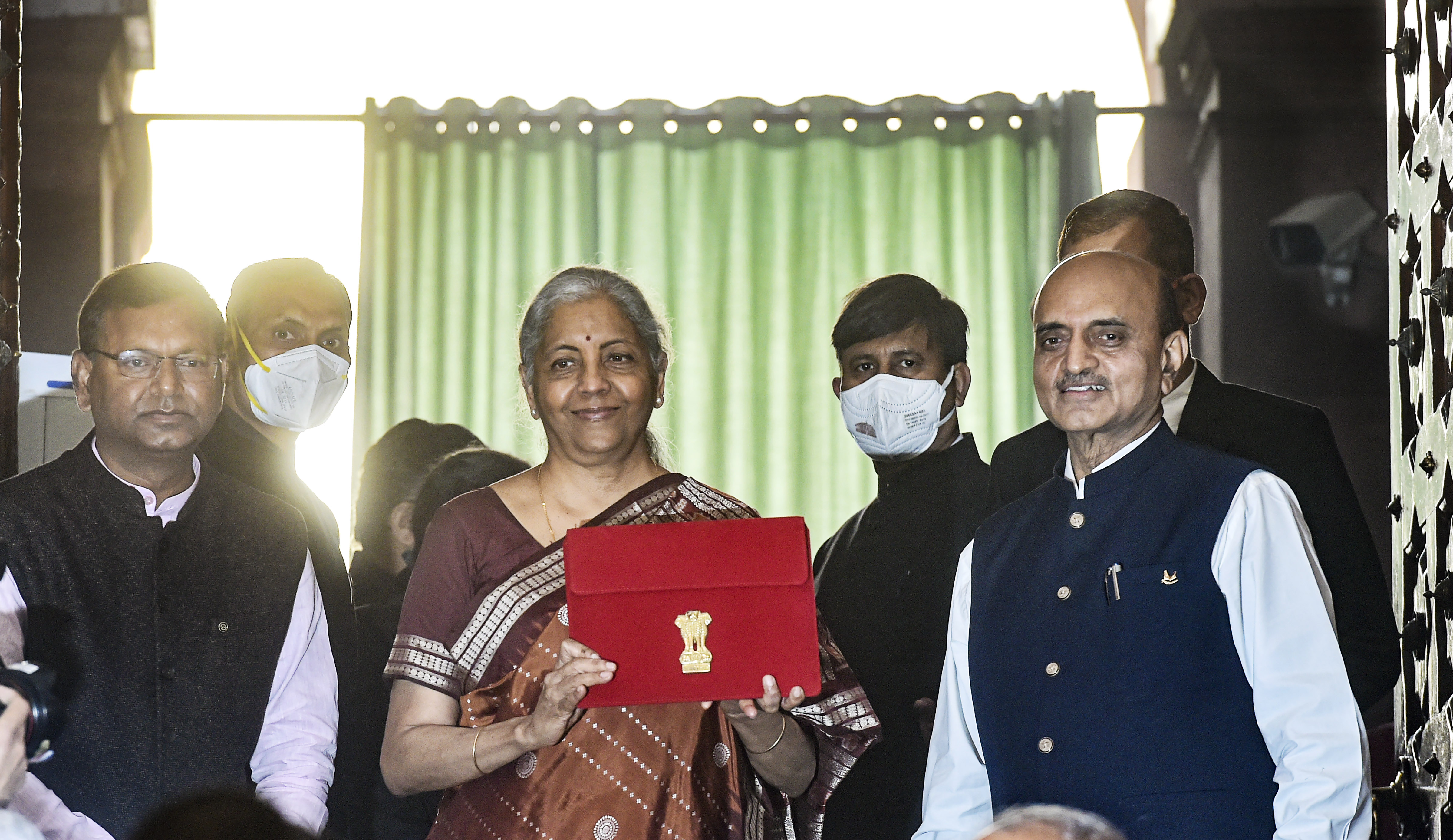 তারইমধ্যে ২০২২-২৩ অর্থবর্ষে রাজস্ব ঘাটতি আরও কিছুটা নিয়ন্ত্রণে রাখার লক্ষ্য নিয়েছেন সীতারামন। আগামী বছর রাজস্ব ঘাটতি ৬.৮ শতাংশে বেঁধে রাখার লক্ষ্যমাত্রা ঠিক করেছেন। (PTI)