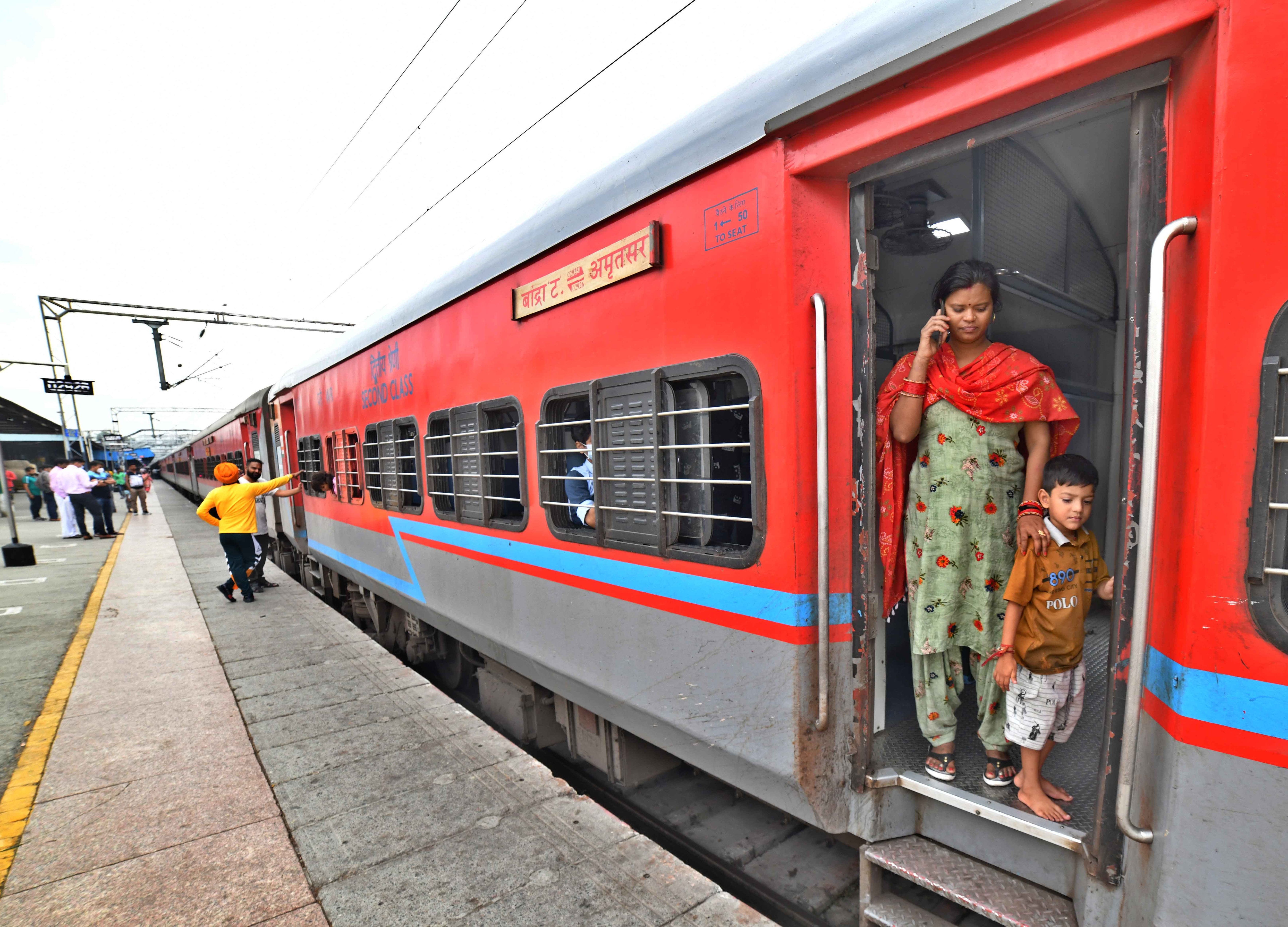 ১৯৪১৪ কলকাতা-আমদাবাদ এক্সপ্রেস (১২ ফেব্রুয়ারি)। (ছবিটি প্রতীকী, সৌজন্যে হিন্দুস্তান টাইমস)