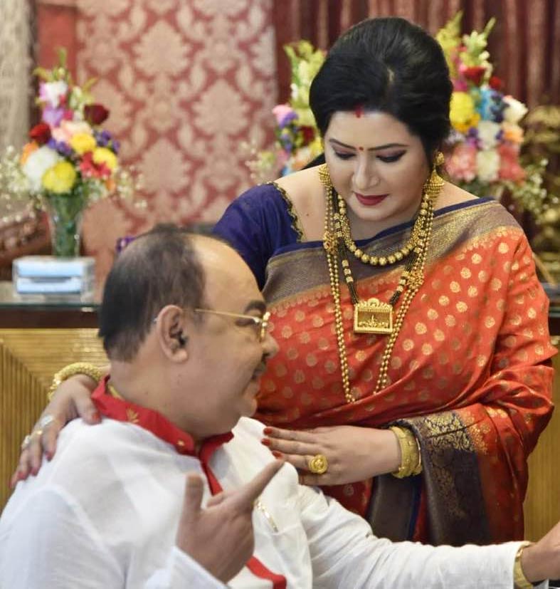 প্রেমে থইথই বৈশাখী আর শোভন। প্রেমে থইথই বৈশাখী আর শোভন।