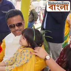 বাসন্তী রঙের পঞ্জাবি পরে বাড়ির সরস্বতী পুজোয় মাতলেন ফিরহাদ, মজা করলেন খুদের সঙ্গে