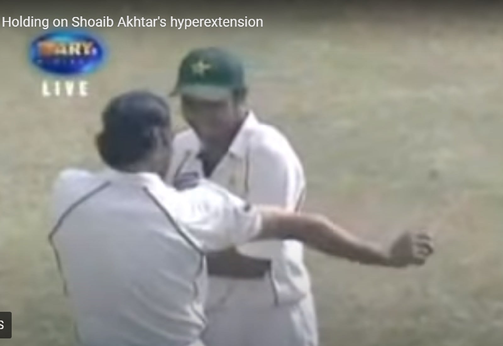 শোয়েব আখতারের ক্ষেত্রেও হাইপারএক্সটেনশনের বিষয়টি প্রযোজ্য। ছবি- টুইটার। শোয়েব আখতারের ক্ষেত্রেও হাইপারএক্সটেনশনের বিষয়টি প্রযোজ্য। ছবি- টুইটার।