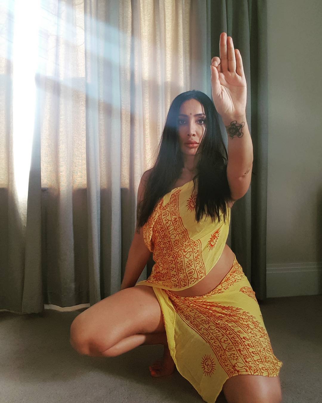 bizning xotinlarimizning mushuklari Marina Devyatovaning yalangoch fotosurati