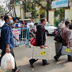 শনিবার রাজ্যের ৪ পুরনিগমে (শিলিগুড়ি, আসানসোল, চন্দননগর ও বিধাননগর) ভোট। ভোটের জন্য ৪ পুরনিগমেই কড়া নিরাপত্তার বন্দোবস্ত করা হয়েছে। রাজ্য পুলিশের তত্ত্বাবধানে ভোট করা হবে। কেন্দ্রীয় বাহিনী থাকছে না। শনিবার রাজ্যের ৪ পুরনিগমে (শিলিগুড়ি, আসানসোল, চন্দননগর ও বিধাননগর) ভোট। ভোটের জন্য ৪ পুরনিগমেই কড়া নিরাপত্তার বন্দোবস্ত করা হয়েছে। রাজ্য পুলিশের তত্ত্বাবধানে ভোট করা হবে। কেন্দ্রীয় বাহিনী থাকছে না।