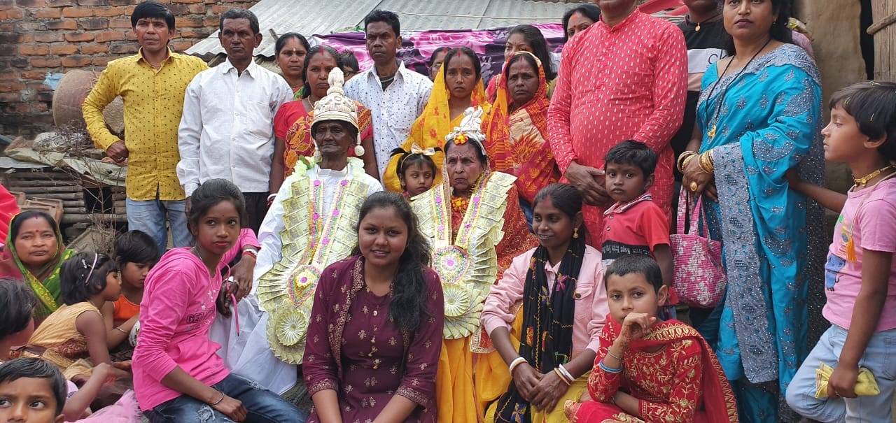 বাড়িতে জমজমাট বিয়ের আসর বাড়িতে জমজমাট বিয়ের আসর