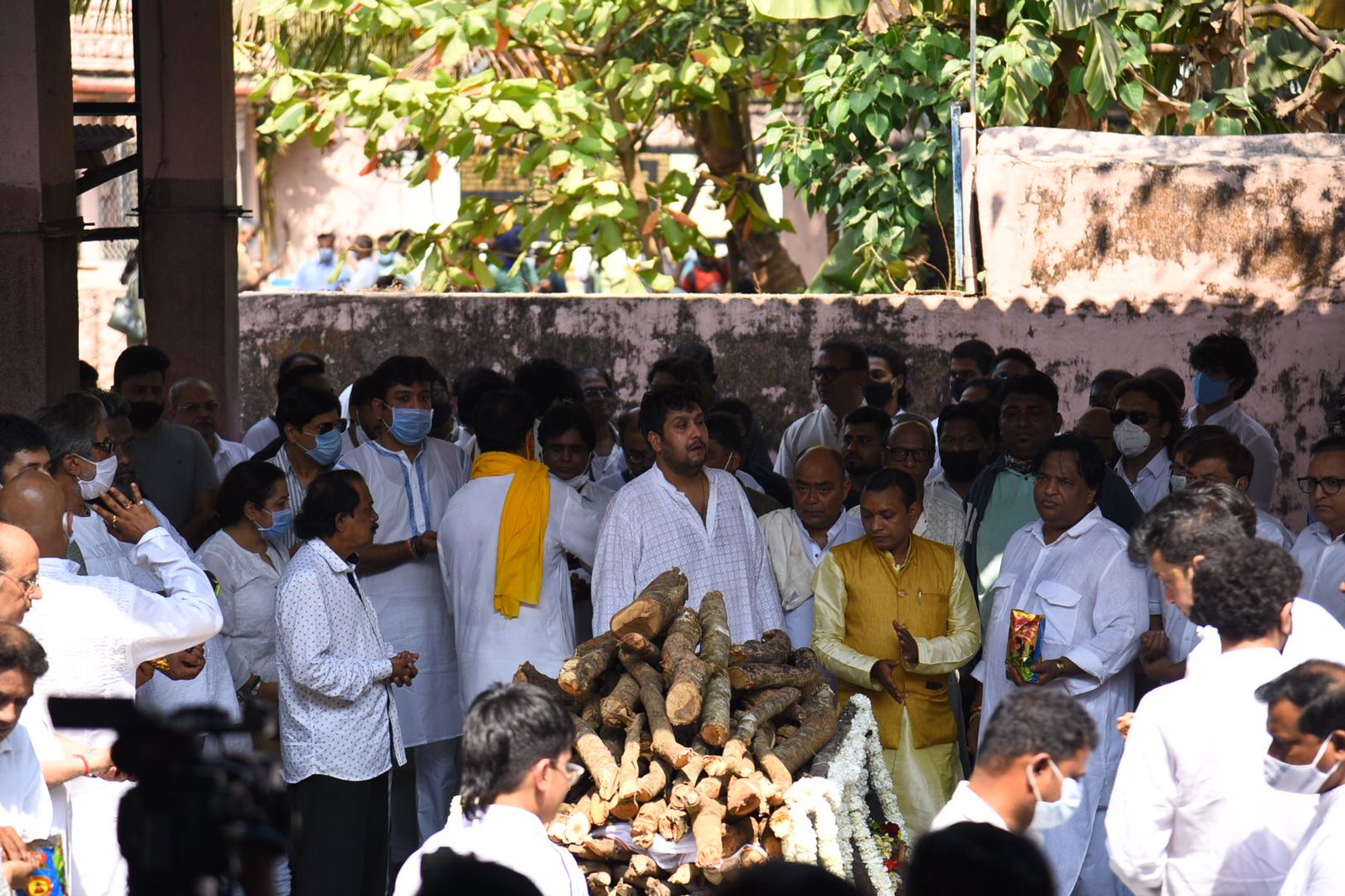 অন্ত্যেষ্টির সময় বিধ্বস্ত পুত্র বাপ্পা লাহিড়ি। হাজির ছিলেন মেয়ে রিমা লাহিড়িও। 