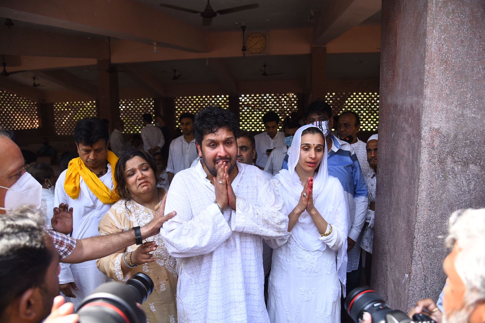 শেষকৃত্য শেষে জোড় হাতে বাপ্পিদার পরিবার। প্রয়াত সংগীত শিল্পীর আত্মার শান্তি কামনার আর্জি রাখেন তাঁরা। 