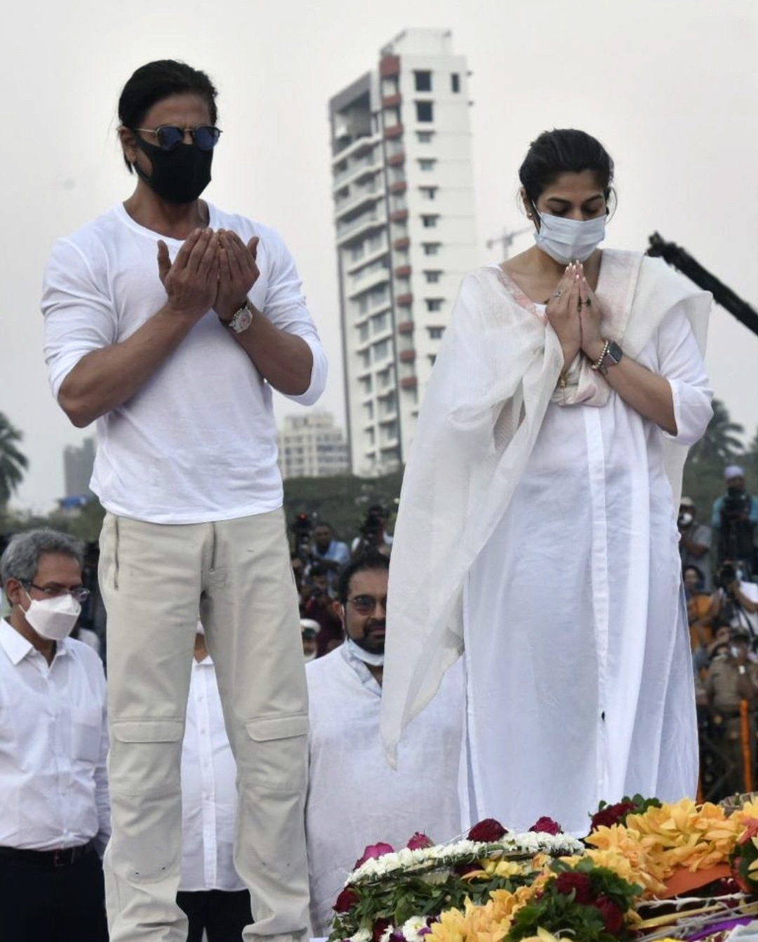 লতা মঙ্গেশকের শেষকৃত্যে শাহরুখ