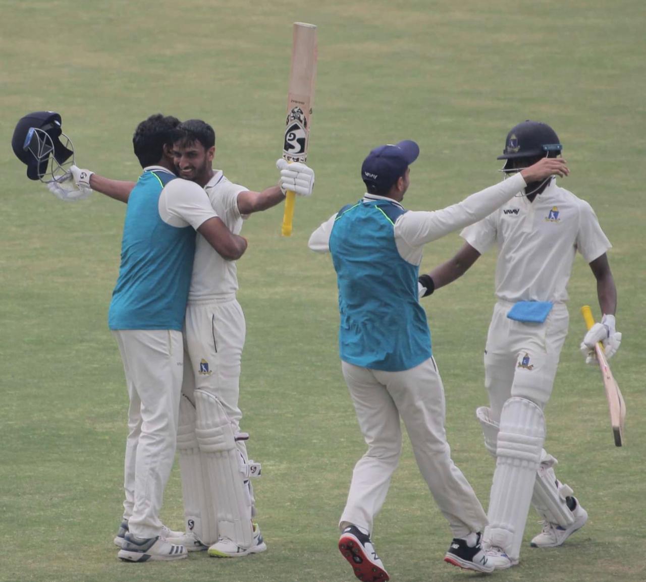 বাংলাকে ম্যাচ জিতিয়ে শাহবাজ ও অভিষেকের উচ্ছ্বাস। ছবি- নিজস্ব। বাংলাকে ম্যাচ জিতিয়ে শাহবাজ ও অভিষেকের উচ্ছ্বাস। ছবি- নিজস্ব।