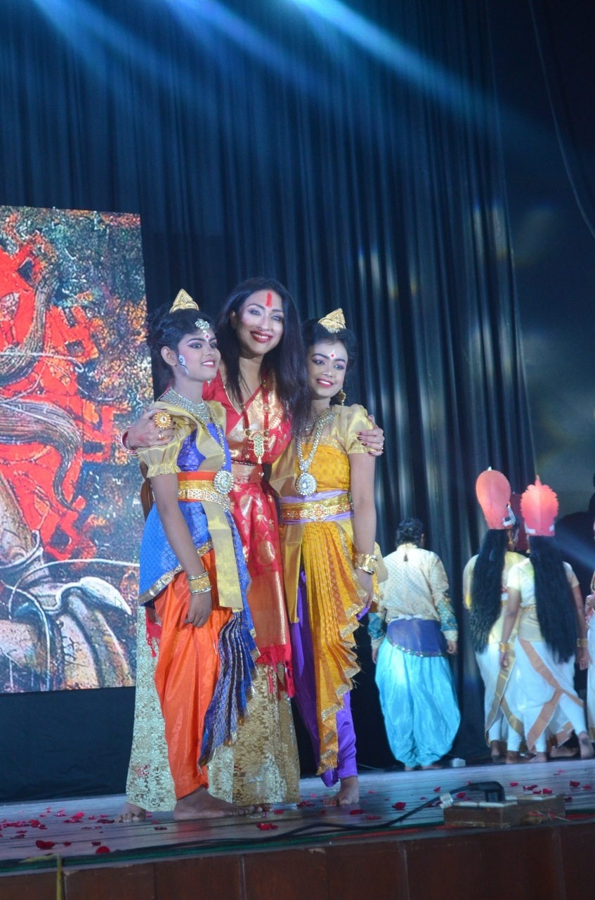 ক্যানসার জয়ী শিশুদের সঙ্গে মঞ্চে ঋতুপর্ণা ক্যানসার জয়ী শিশুদের সঙ্গে মঞ্চে ঋতুপর্ণা