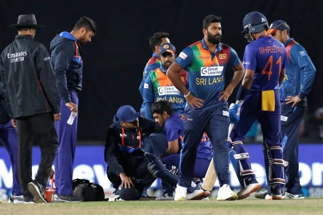 মাঠের মধ্যেই বসে পড়েন তিনি। প্রাথমিক চিকিৎসার পর ফের ব্য়াট করতে শুরু করলেও, বেশীক্ষণ ক্রিজে টিকে থাকতে পারেননি ইশান কিষাণ। মাঠের মধ্যেই বসে পড়েন তিনি। প্রাথমিক চিকিৎসার পর ফের ব্য়াট করতে শুরু করলেও, বেশীক্ষণ ক্রিজে টিকে থাকতে পারেননি ইশান কিষাণ।