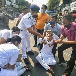 বনধ সফলের চেষ্টা বিজেপির, জোর করে তুলে দিল পুলিশ  (PTI)