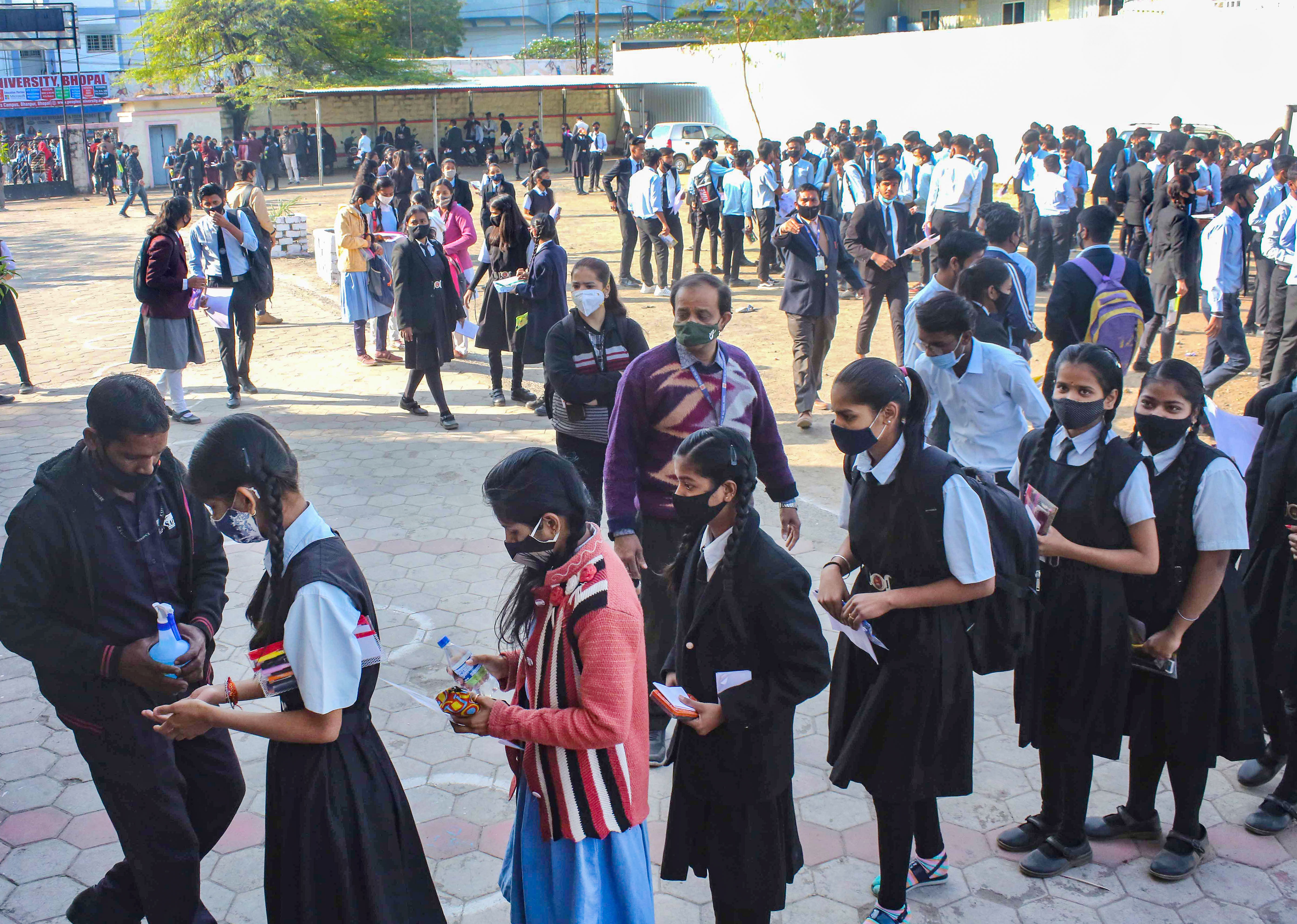 পরীক্ষাকেন্দ্রের বাইরে ১৪৪ ধারা জারি করা হবে। পরীক্ষাকেন্দ্রের ৫০ মিটারের মধ্যে কোনও অবাঞ্চিত লোকজন ঘোরাফেরা করতে পারবেন না। (ছবিটি প্রতীকী, সৌজন্যে পিটিআই)