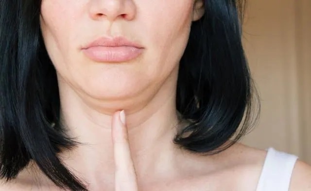 గొంతులో కొవ్వు పేరుకుపోవడం వల్ల కలిగే ఈ సాధారణ సమస్యను తగ్గించుకోవడానికి సులభమైన మార్గాలు ఏంటో చూద్దాం? గొంతులో కొవ్వు పేరుకుపోవడం వల్ల కలిగే ఈ సాధారణ సమస్యను తగ్గించుకోవడానికి సులభమైన మార్గాలు ఏంటో చూద్దాం?