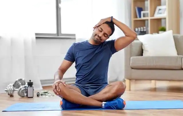 మెడ వ్యాయామాలు: చిత్రంలో చూపిన విధంగా నిటారుగా కూర్చోండి. ఆ తర్వాత మెడను ఒకసారి కుడివైపుకు, మరోసారి ఎడమవైపుకు వంచాలి. దీని వల్ల మెడలోని కొవ్వును కూడా తగ్గుతుంది. మెడ వ్యాయామాలు: చిత్రంలో చూపిన విధంగా నిటారుగా కూర్చోండి. ఆ తర్వాత మెడను ఒకసారి కుడివైపుకు, మరోసారి ఎడమవైపుకు వంచాలి. దీని వల్ల మెడలోని కొవ్వును కూడా తగ్గుతుంది.