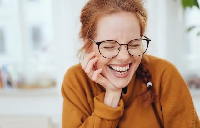 బిగ్గరగా నవ్వండి: ముఖం, మెడ కొవ్వును తగ్గించడానికి ఇది సులభమైన మార్గం. బిగ్గరగా నవ్వడం వల్ల నోరు, గొంతు కండరాలపై ఒత్తిడి పడుతుంది. ఇది ఆ ప్రాంతంలోని కొవ్వు మొత్తాన్ని తగ్గిస్తుంది. ప్రతిరోజు 20 సెకన్ల పాటు బిగ్గరగా నవ్వడం వల్ల ముఖం, మెడ ప్రాంతంలో కొవ్వు బాగా తగ్గుతుంది. బిగ్గరగా నవ్వండి: ముఖం, మెడ కొవ్వును తగ్గించడానికి ఇది సులభమైన మార్గం. బిగ్గరగా నవ్వడం వల్ల నోరు, గొంతు కండరాలపై ఒత్తిడి పడుతుంది. ఇది ఆ ప్రాంతంలోని కొవ్వు మొత్తాన్ని తగ్గిస్తుంది. ప్రతిరోజు 20 సెకన్ల పాటు బిగ్గరగా నవ్వడం వల్ల ముఖం, మెడ ప్రాంతంలో కొవ్వు బాగా తగ్గుతుంది.