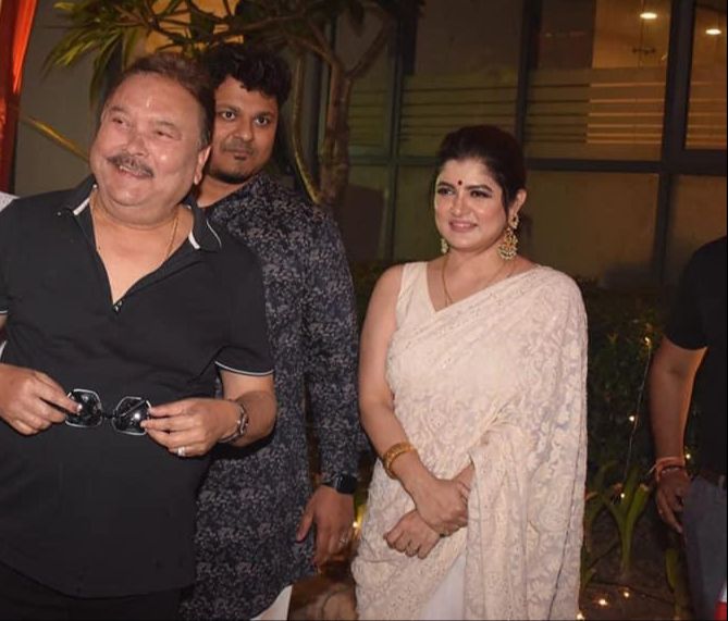 শ্রাবন্তীর বাড়ির কালী পুজোতে হাজির হয়েছিলেন মদন মিত্রও।(ছবি সৌজন্যে - ফেসবুক) শ্রাবন্তীর বাড়ির কালী পুজোতে হাজির হয়েছিলেন মদন মিত্রও।(ছবি সৌজন্যে - ফেসবুক)
