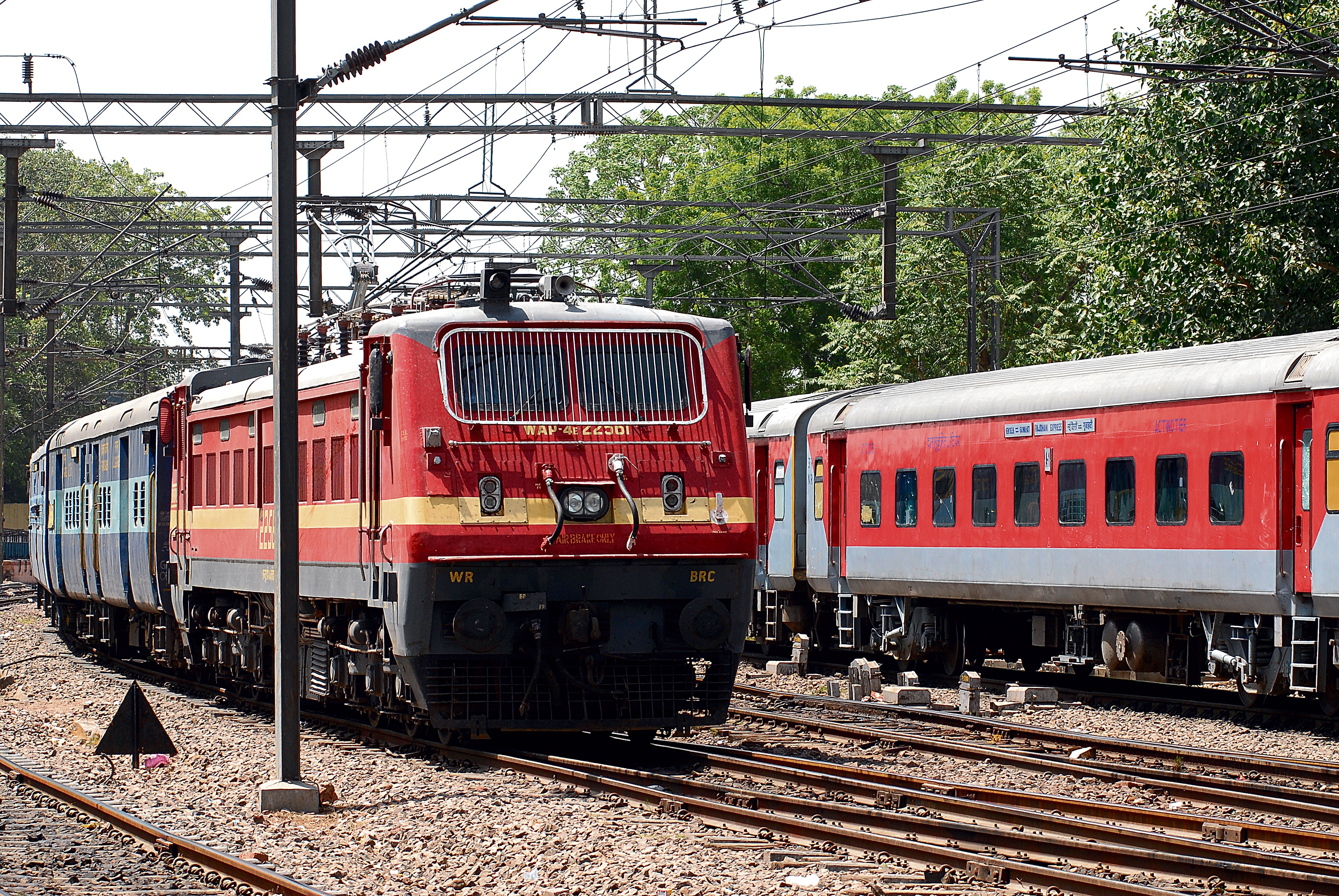 এর আগে, LHB কোচের রেকে পাওয়ার সাপ্লাই দেওয়ার জন্য, জেনারেটর গাড়িগুলি রেকের দুই পাশে বসানো হত। কিন্তু এই ডিজাইনে অতিরিক্ত ডিজেল খরচ হত। ফা্ইল ছবি : মিন্ট (MINT_PRINT)