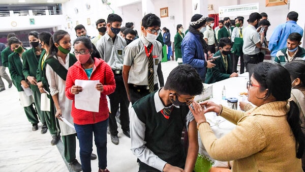 টিকাকরণ: মঙ্গলবার টিকা নিয়েছেন ১৮.২৩ লক্ষ মানুষ। ফাইল ছবি : পিটিআই (PTI)