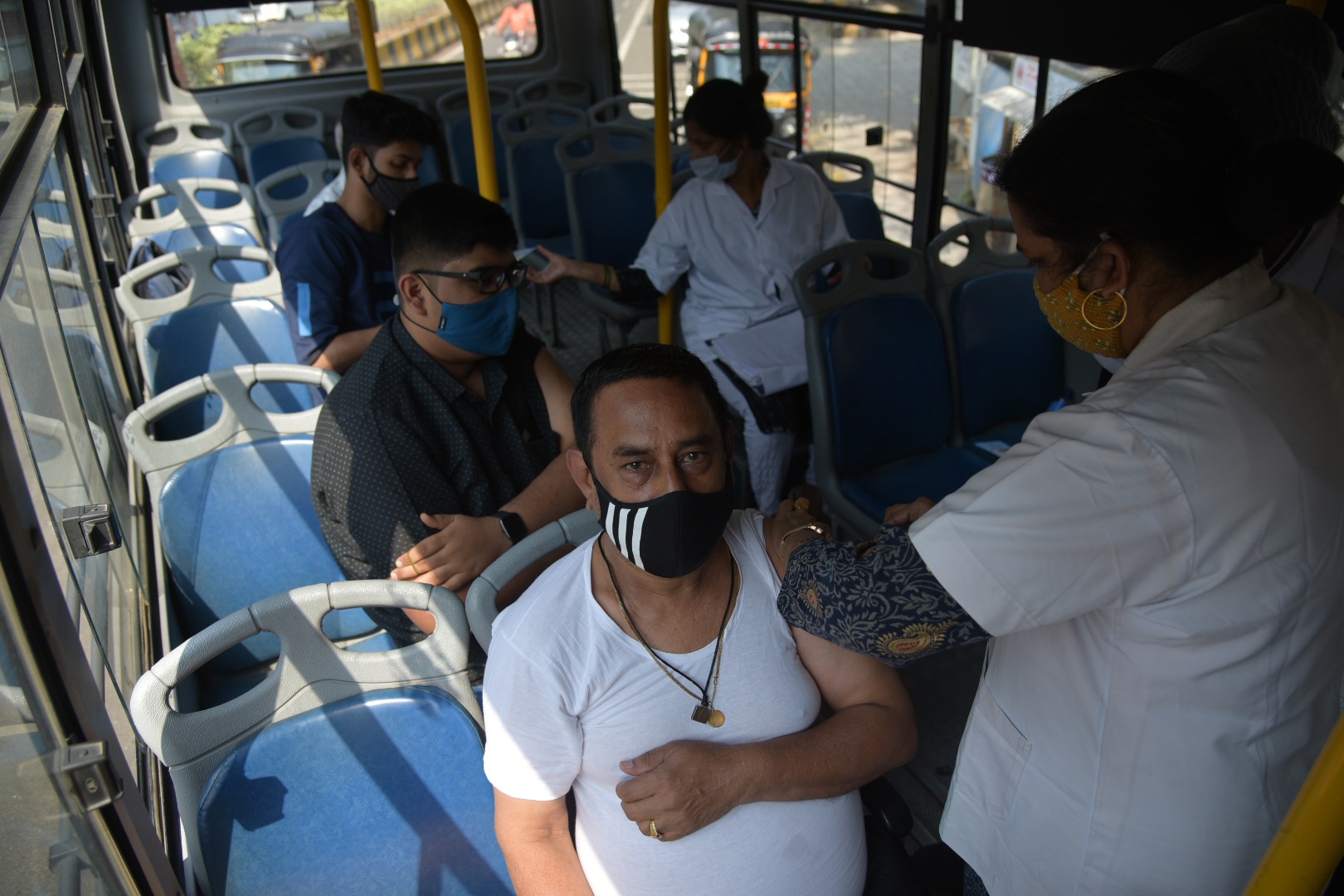 প্রাথমিকভাবে শুধুমাত্র কো-মর্বিডিটি থাকা প্রবীণ নাগরিকদের করোনা টিকার বুস্টার ডোজ প্রদান করা হচ্ছিল। এবার ৬০ বছর হলেই সকল ব্যক্তিকে বুস্টার ডোজ প্রদান করা হবে বলে জানাল কেন্দ্র। (ছবিটি প্রতীকী, সৌজন্যে বচ্চন কুমার/হিন্দুস্তান টাইমস)