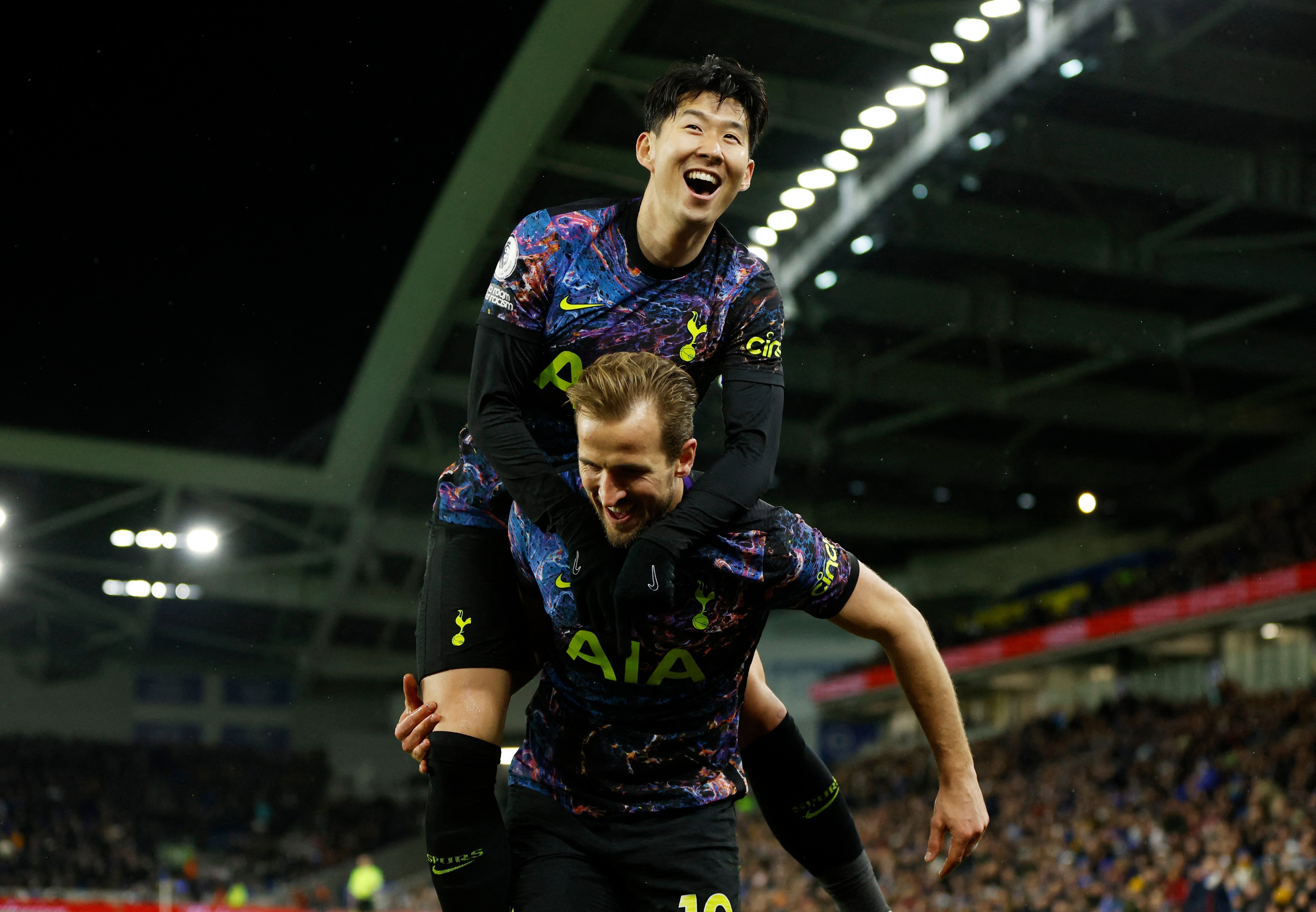 স্পার্সের দ্বিতীয় গোলের পর সন ও কেনের সেলিব্রেশন। ছবি- রয়টার্স।