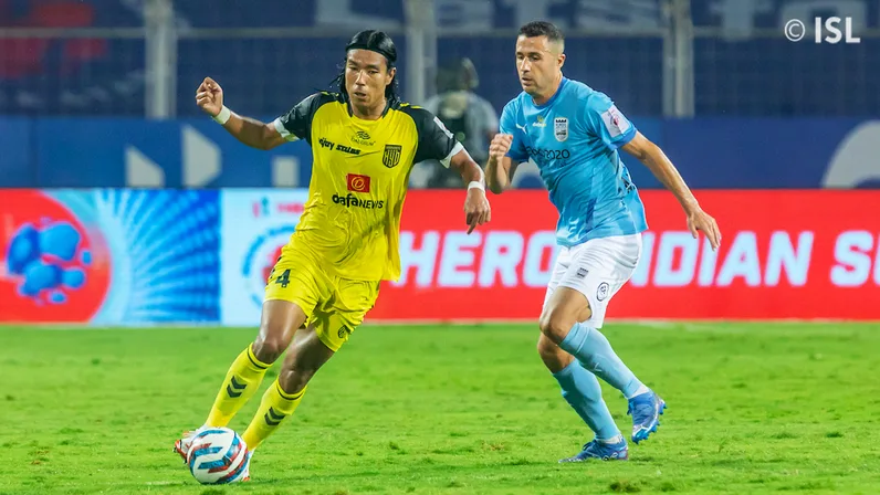 মুম্বইয়ের বিরুদ্ধে হায়দরাবাদ রক্ষণের স্তম্ভ চিঙলেনসানা সিং। ছবি- আইএসএল। মুম্বইয়ের বিরুদ্ধে হায়দরাবাদ রক্ষণের স্তম্ভ চিঙলেনসানা সিং। ছবি- আইএসএল।